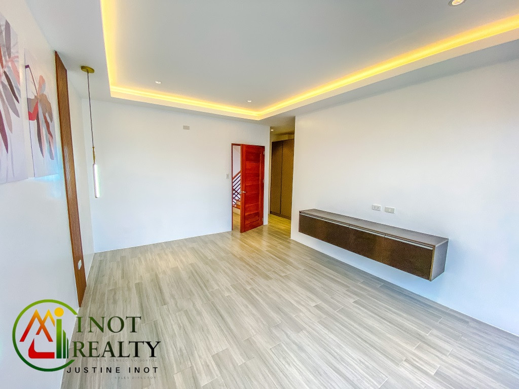 Elegantly Finished 3 Storey House and Lot photo 5