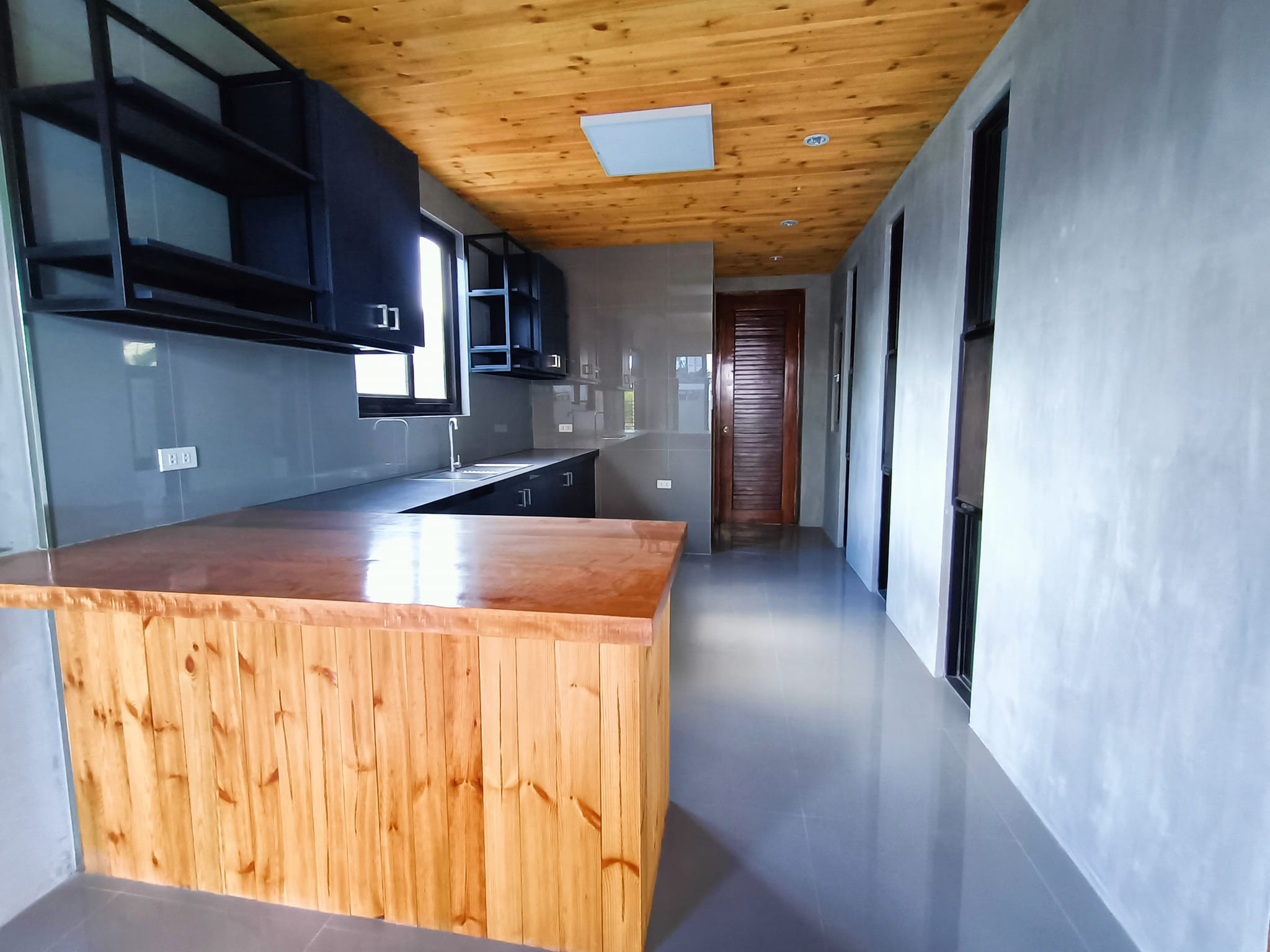 Remarkable Modern 3 Storey Industrial House for Sale in Sn. Fernando Pampanga photo 5
