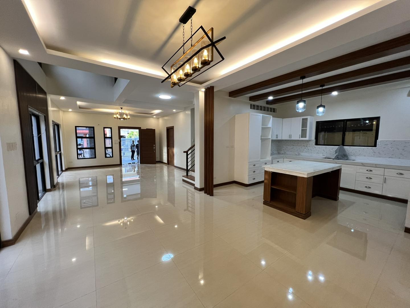 MASSIVE AND SPACIOUS HOUSE AND LOT WITH SWIMMING POOL AND HIGH CEILING photo 1
