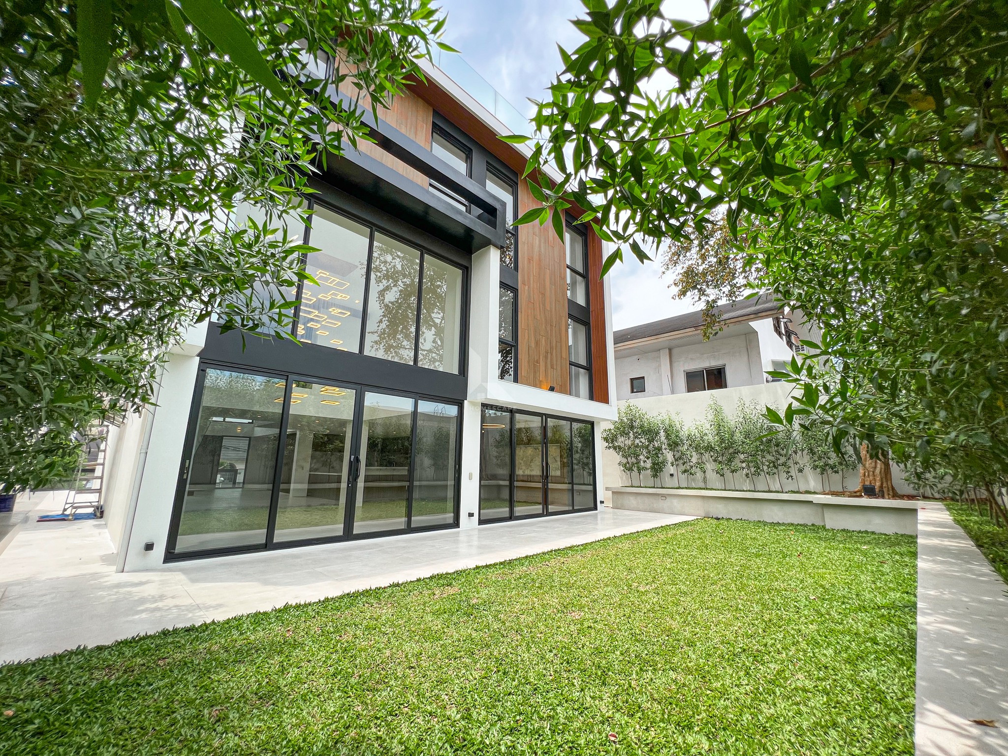 Superb Newly Built Modern House and Lot For Sale photo 2