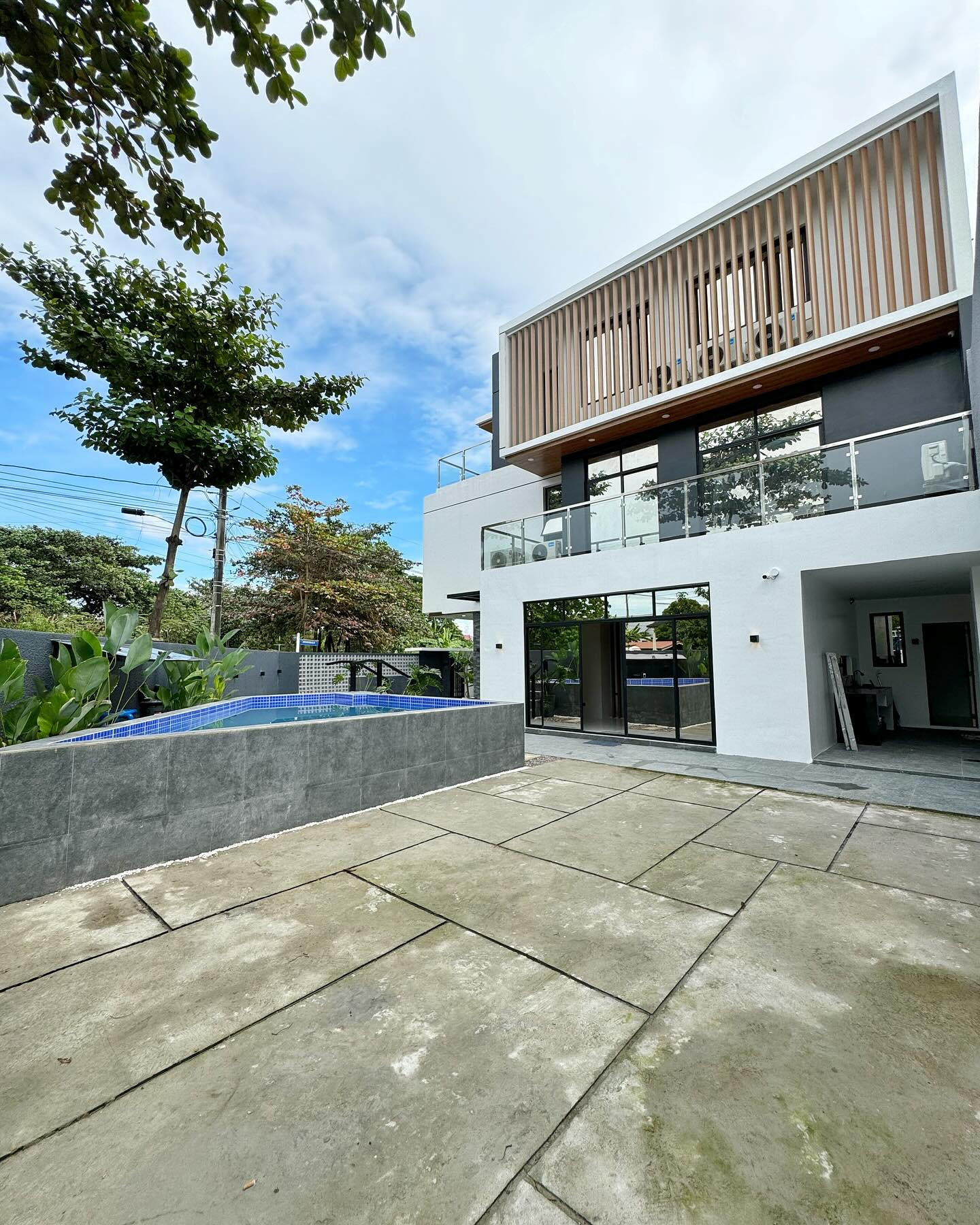 Brand New Modern Elegant Corner House for Sale photo 1