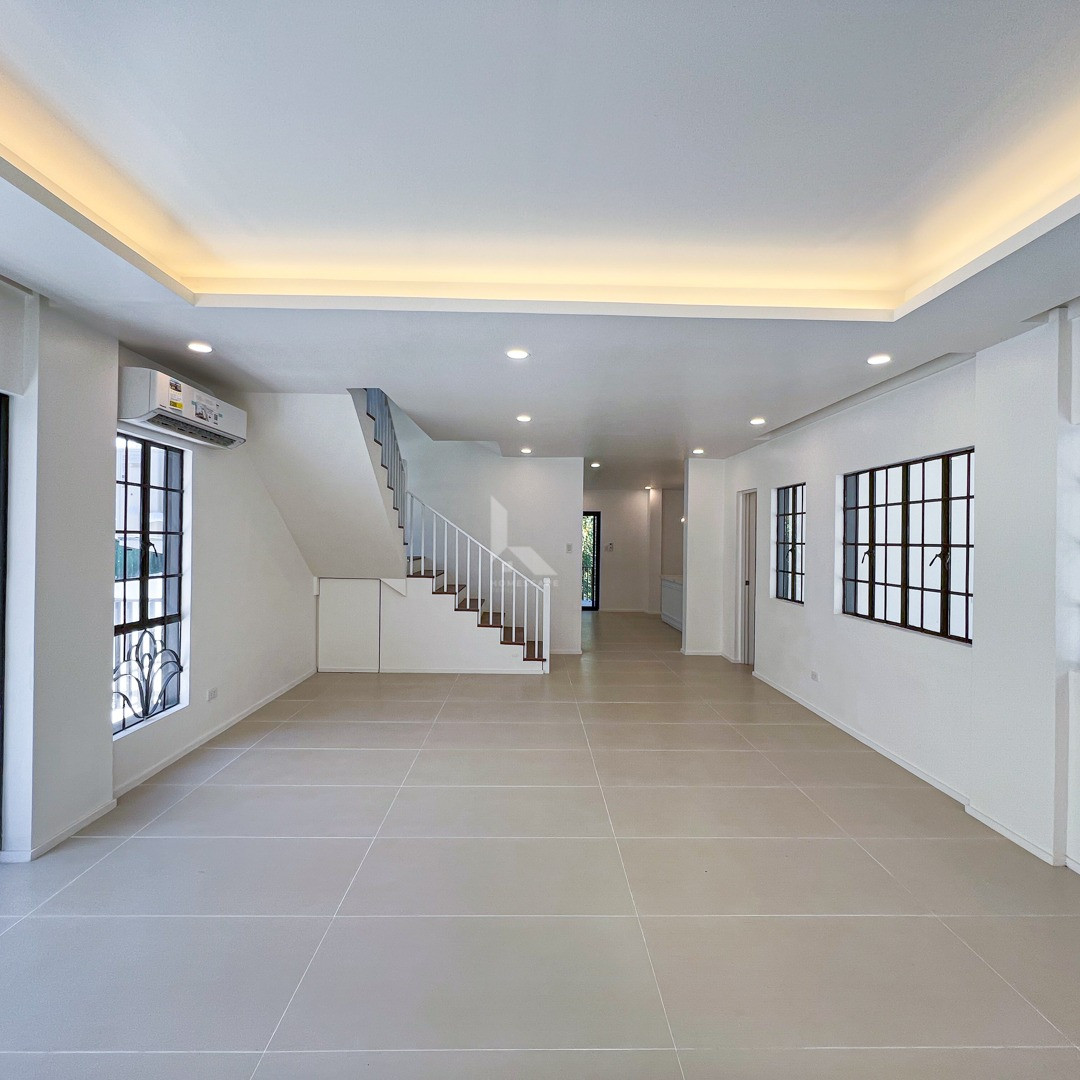 Captivating Classy Contemporary Home For Sale in Richdale Subdivision photo 3