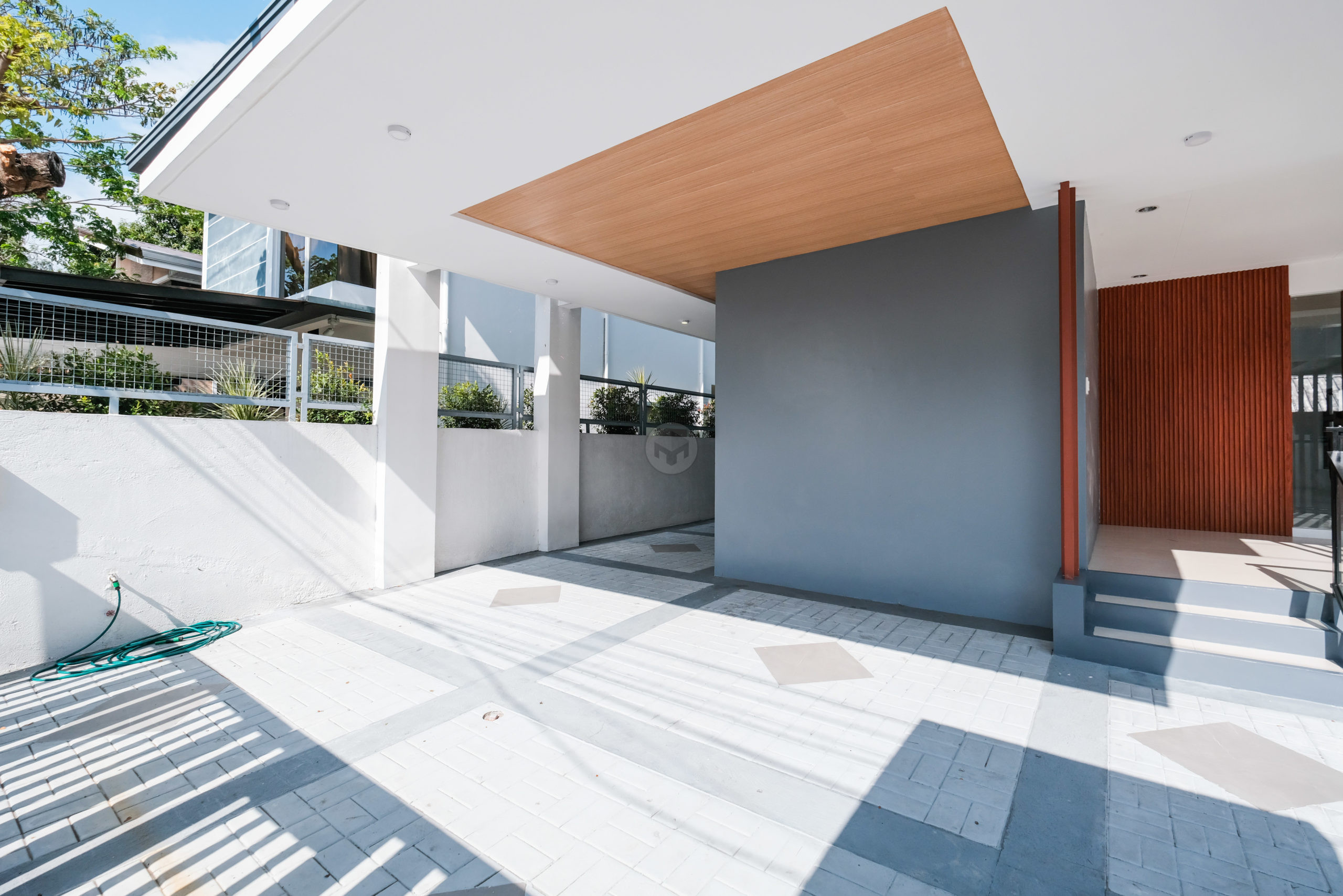 Modern 4-Bedroom House and Lot photo 2