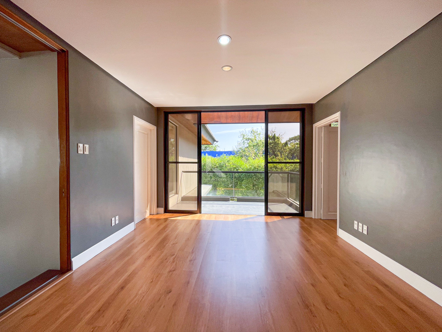 Classy Contemporary House and Lot For Sale photo 5