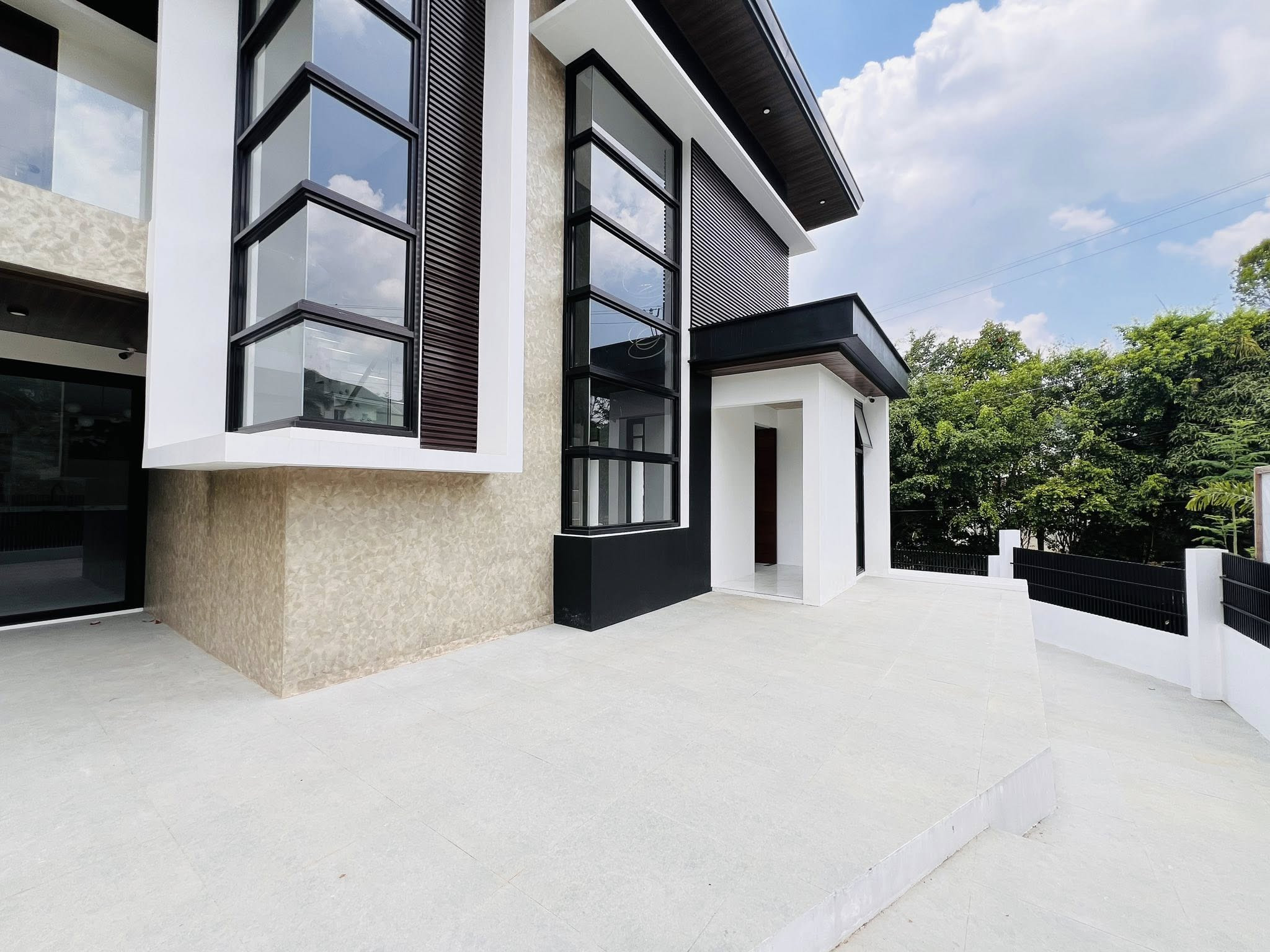 Elegant 5-Bedroom House and Lot for Sale photo 3