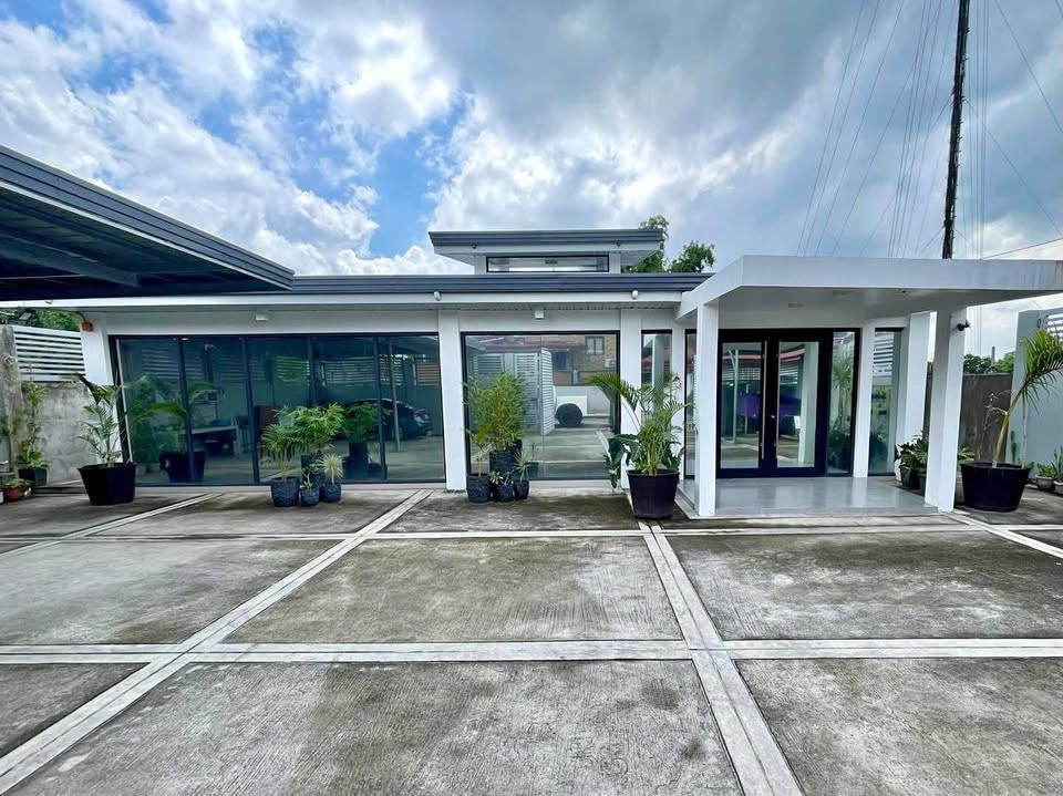 FOR SALE MODERN ELEGANT RETIREMENT HOME WITH SPACEOUS BACKYARD NEAR THE VALLEYS photo 1