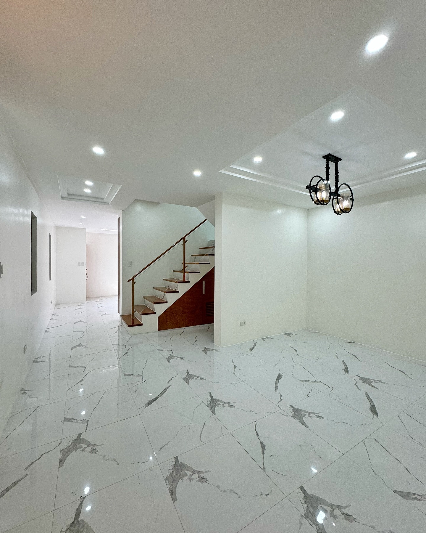 Brand New Modern House for Sale in Greenwoods Executive Village photo 5