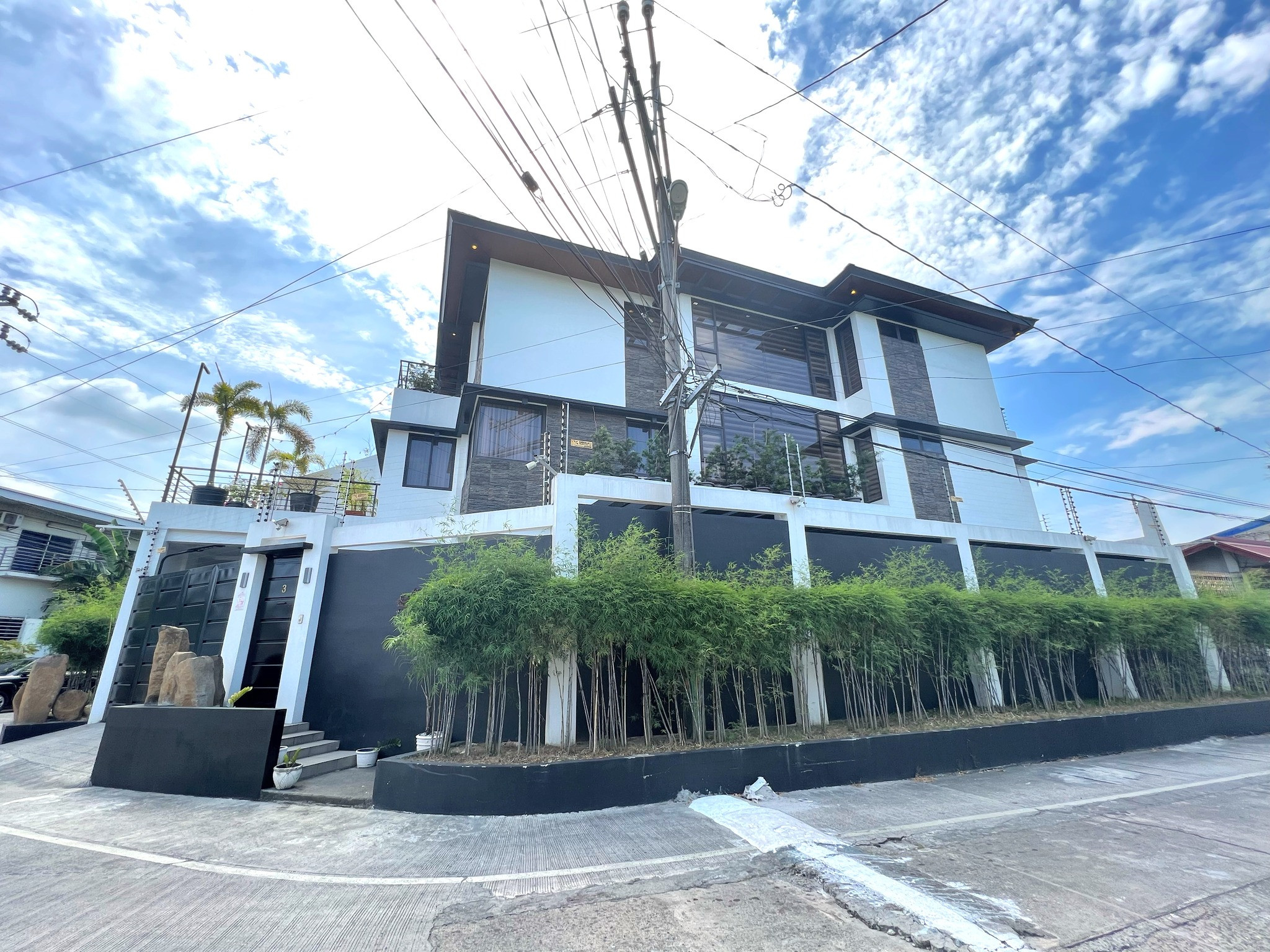 Attractive Prime House and Lot for Sale photo 1