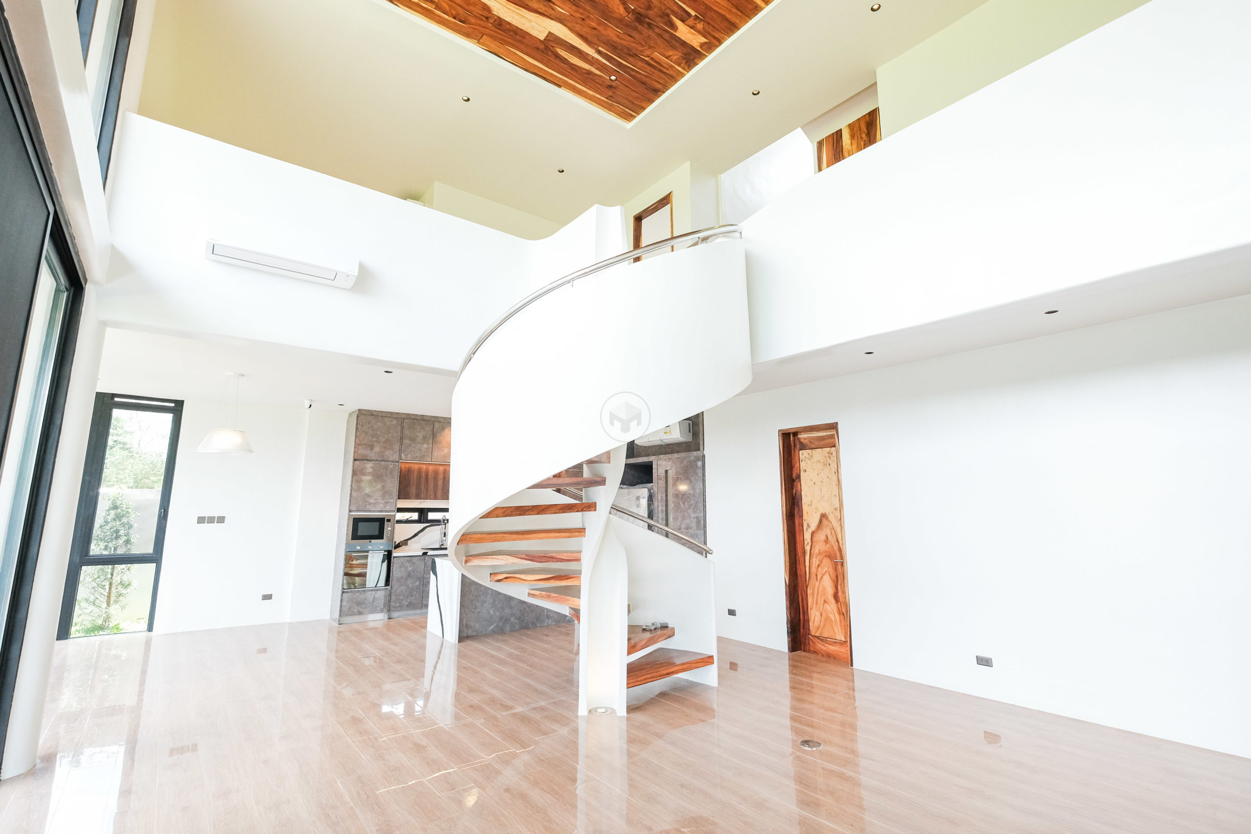 Outstanding 5-Bedroom House and Lot photo 3