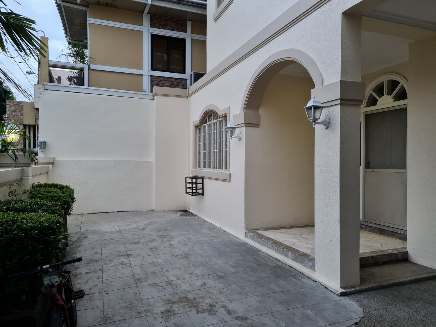 Massive Victorian Corner House For Sale in Pilar Village photo 2