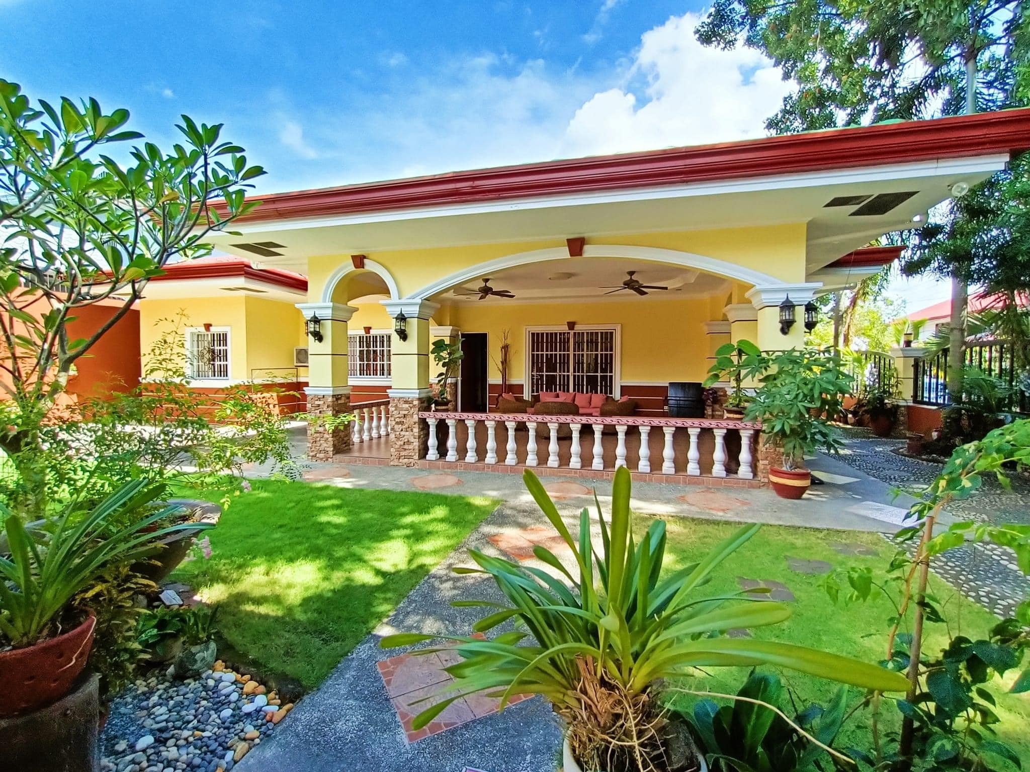 FOR SALE BUNGALOW HOUSE WITH HUGE GARDEN & RESORT TYPE POOL IN ANGELES CITY photo 1