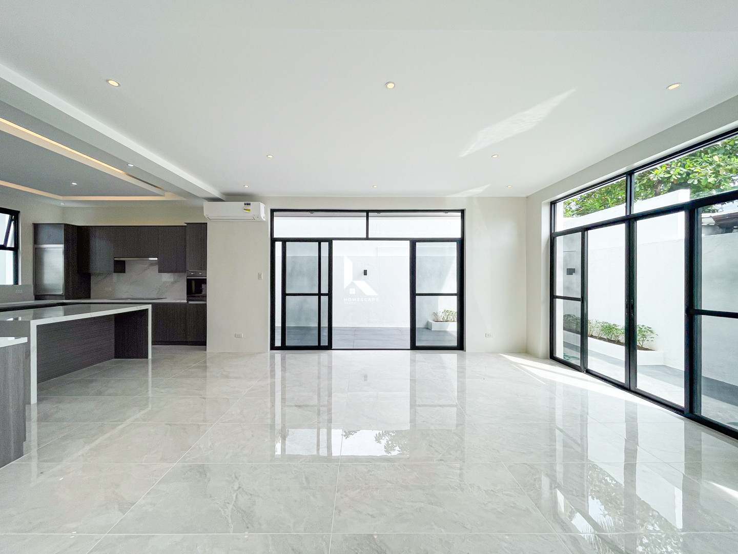 Elegant Modern Contemporary House and Lot in BF Homes photo 3