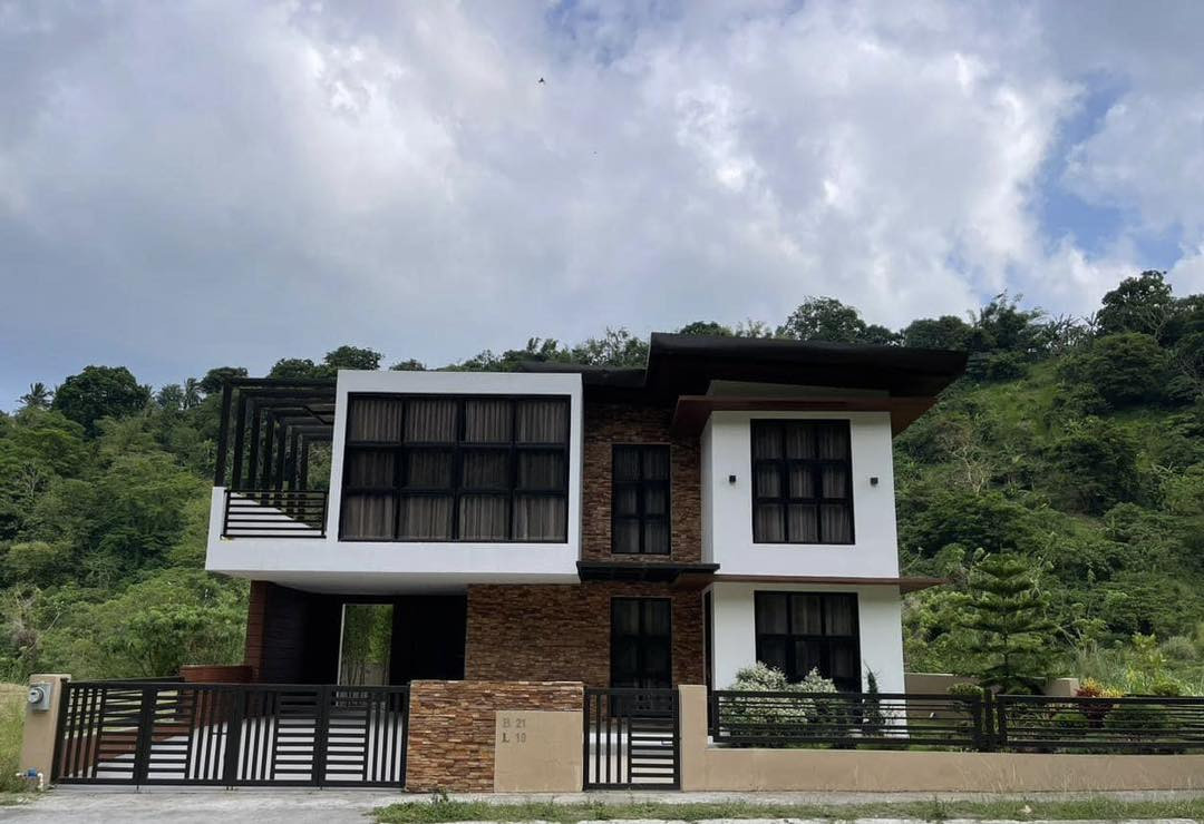Astonishing House and Lot for Sale in Tagaytay photo 1