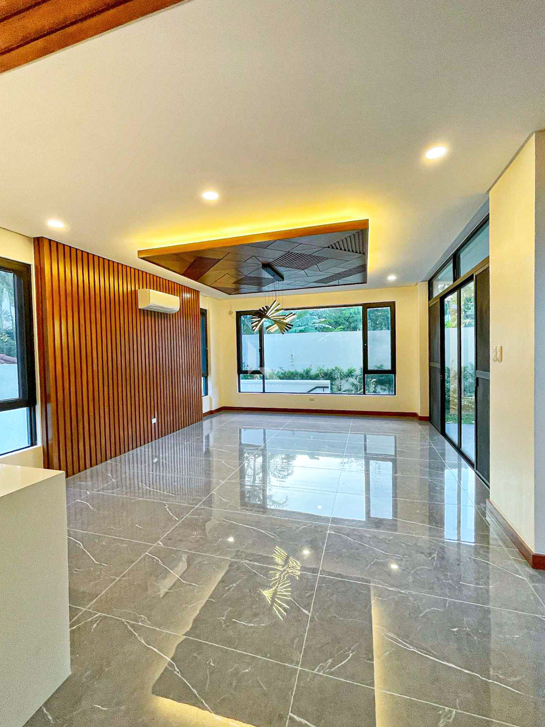 Breathtaking Fully Furnished Modern Contemporary Home in Ayala photo 3