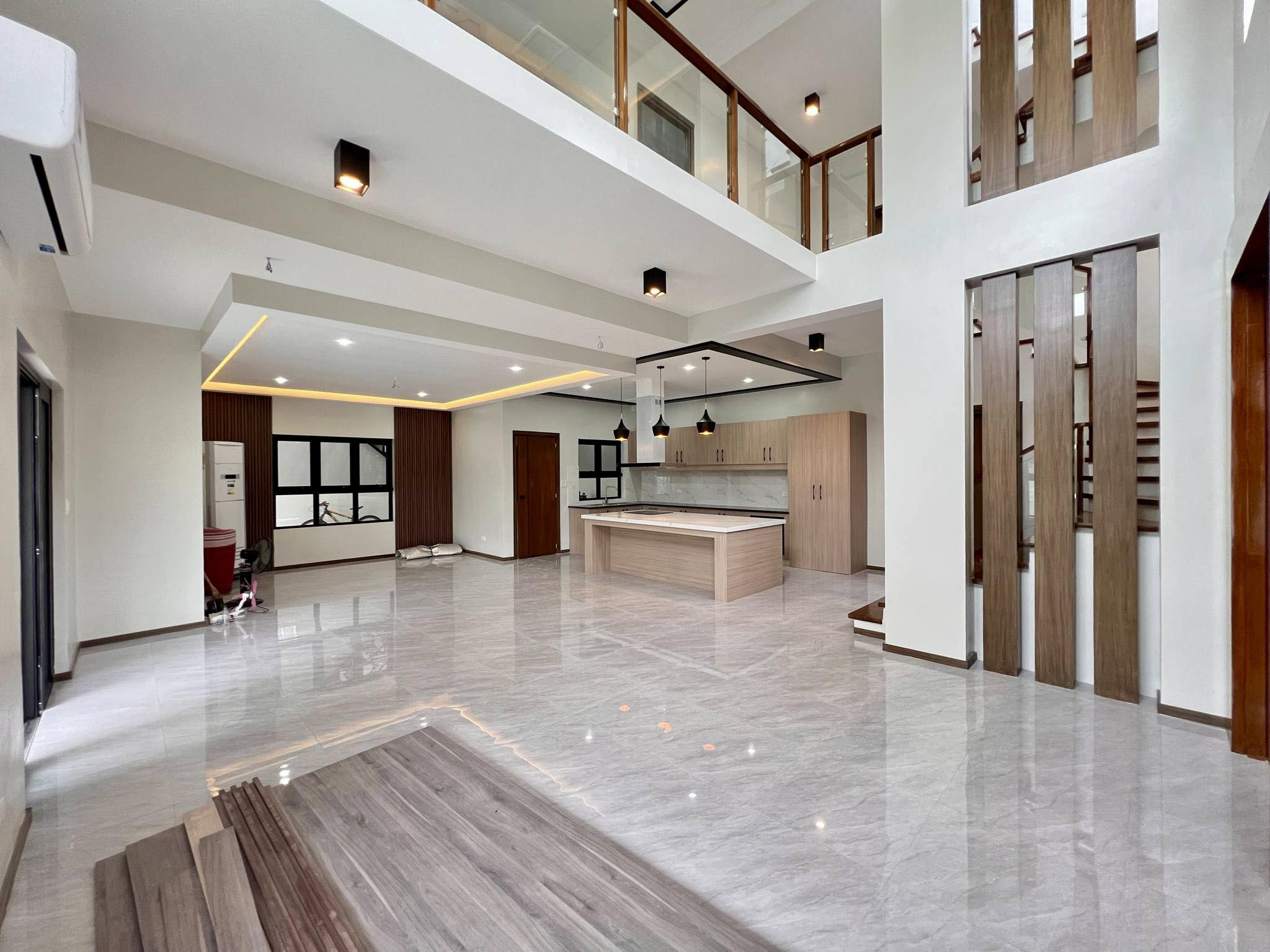 Fabulous 5-Bedroom Corner House and Lot for Sale photo 3