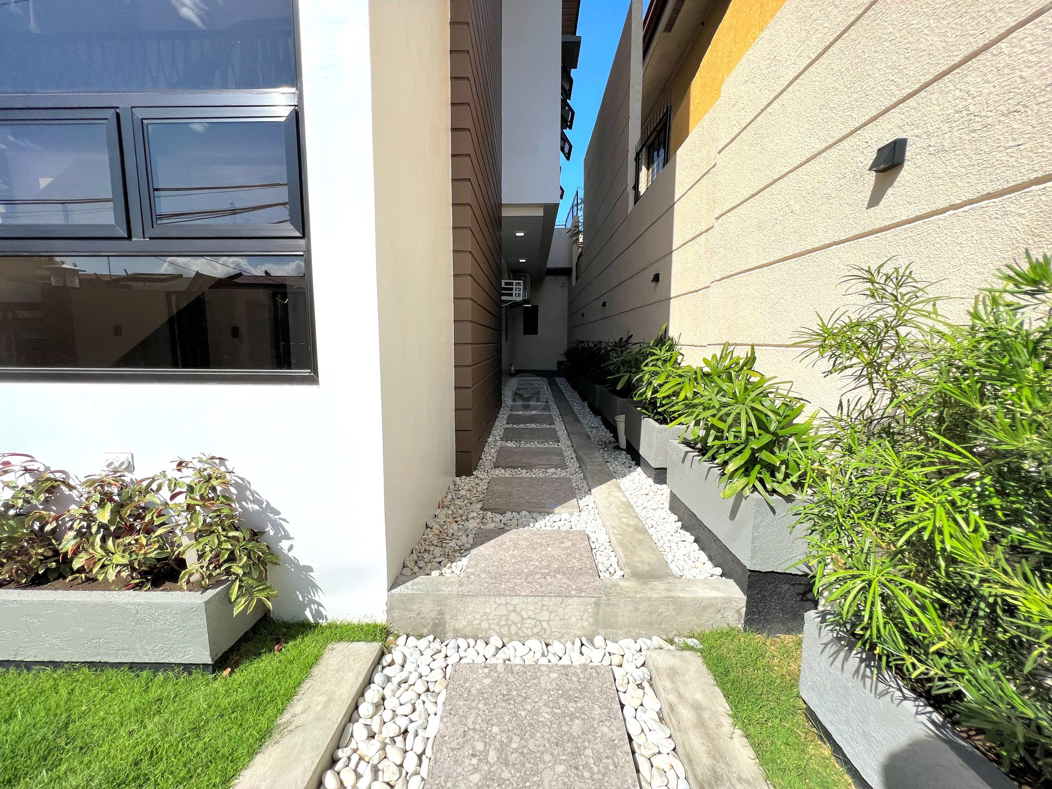 Enticing Peaceful House and Lot for Sale photo 2