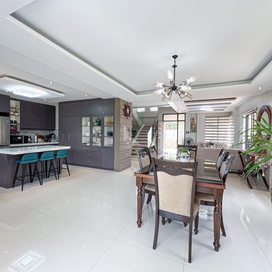 Gorgeous Modern Contemporary Home with Overlooking View For Sale photo 2