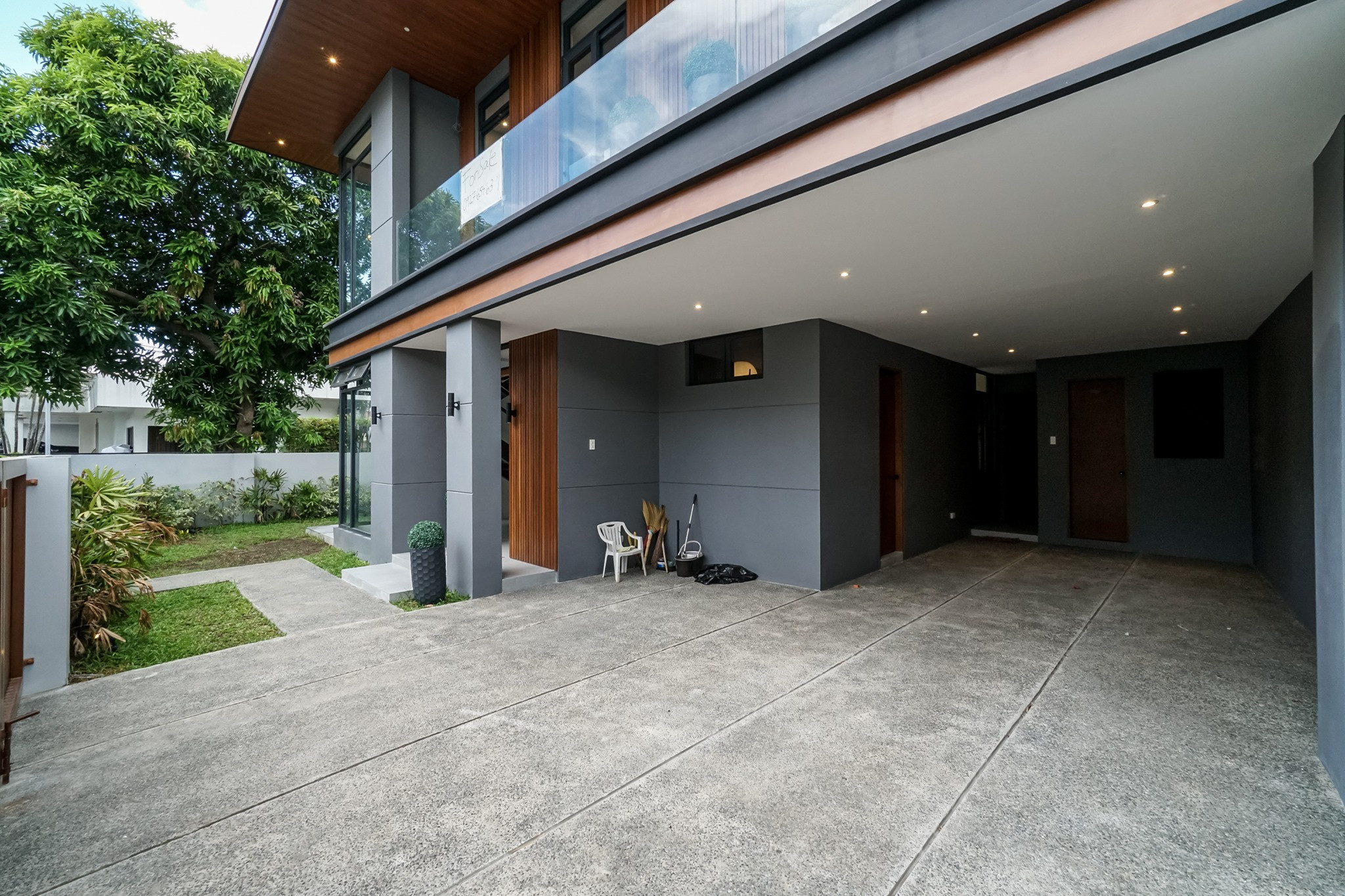 5-bedroom modern tropical house photo 2