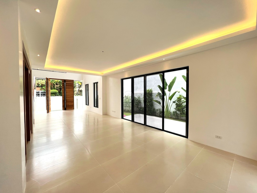 A Bright & Modern Home photo 4