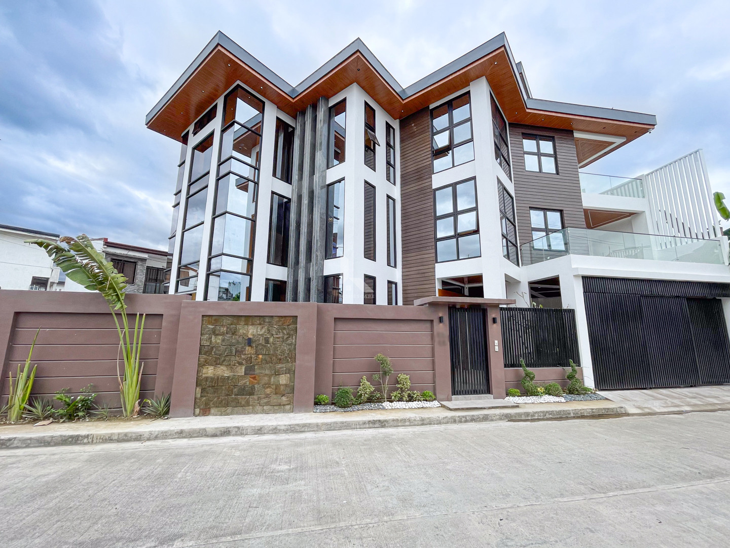 Superb Modern Contemporary Corner House and Lot For Sale photo 1