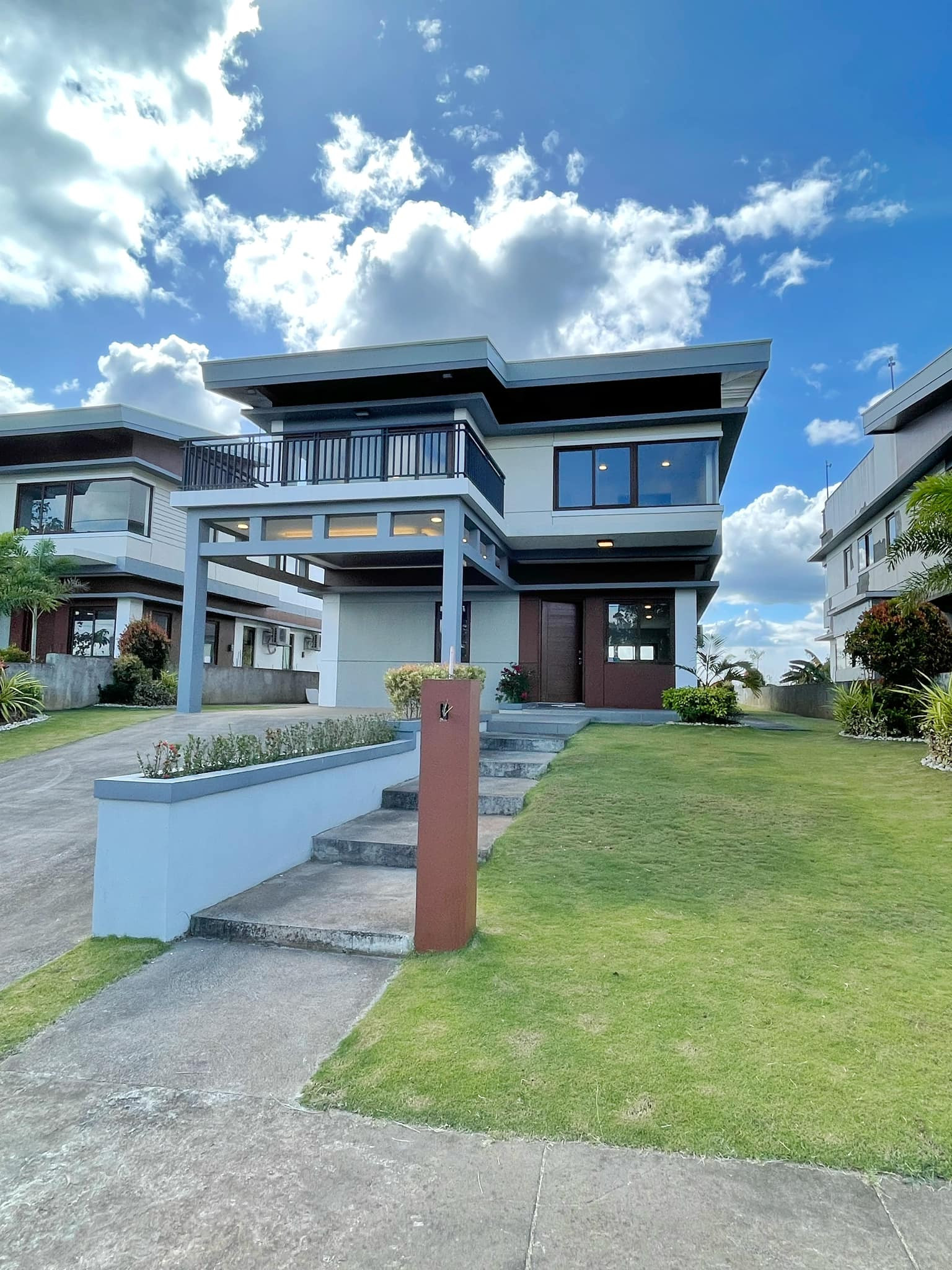 Brand new Modern House w/ Overlooking View of Metro Manila photo 1
