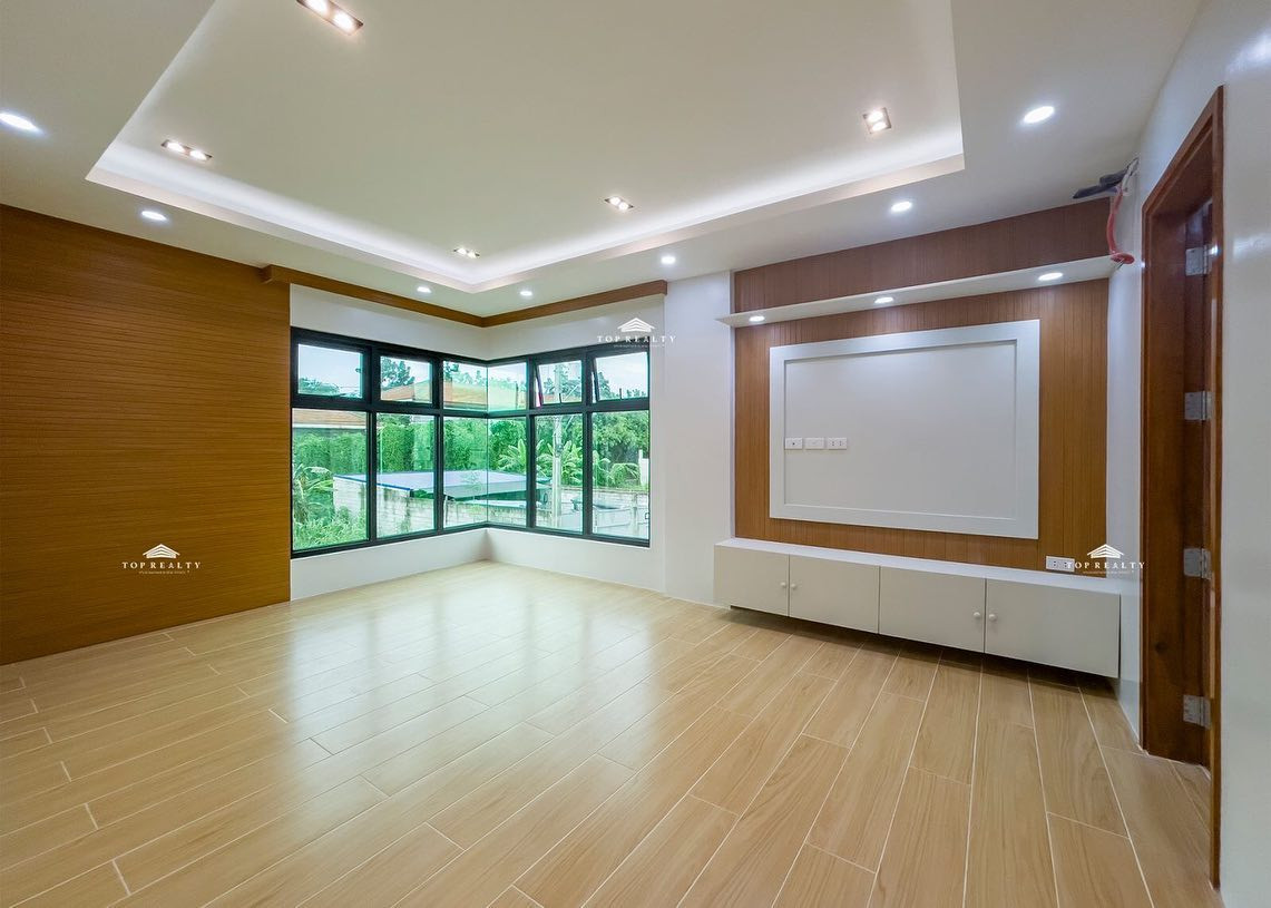6-bedroom Brand-new House and Lot for Sale photo 3