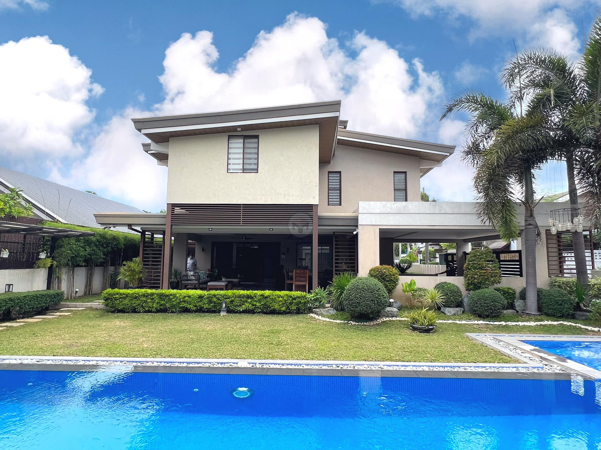 Stunning 5 Bedroom Resort-Style Property for Sale photo 2