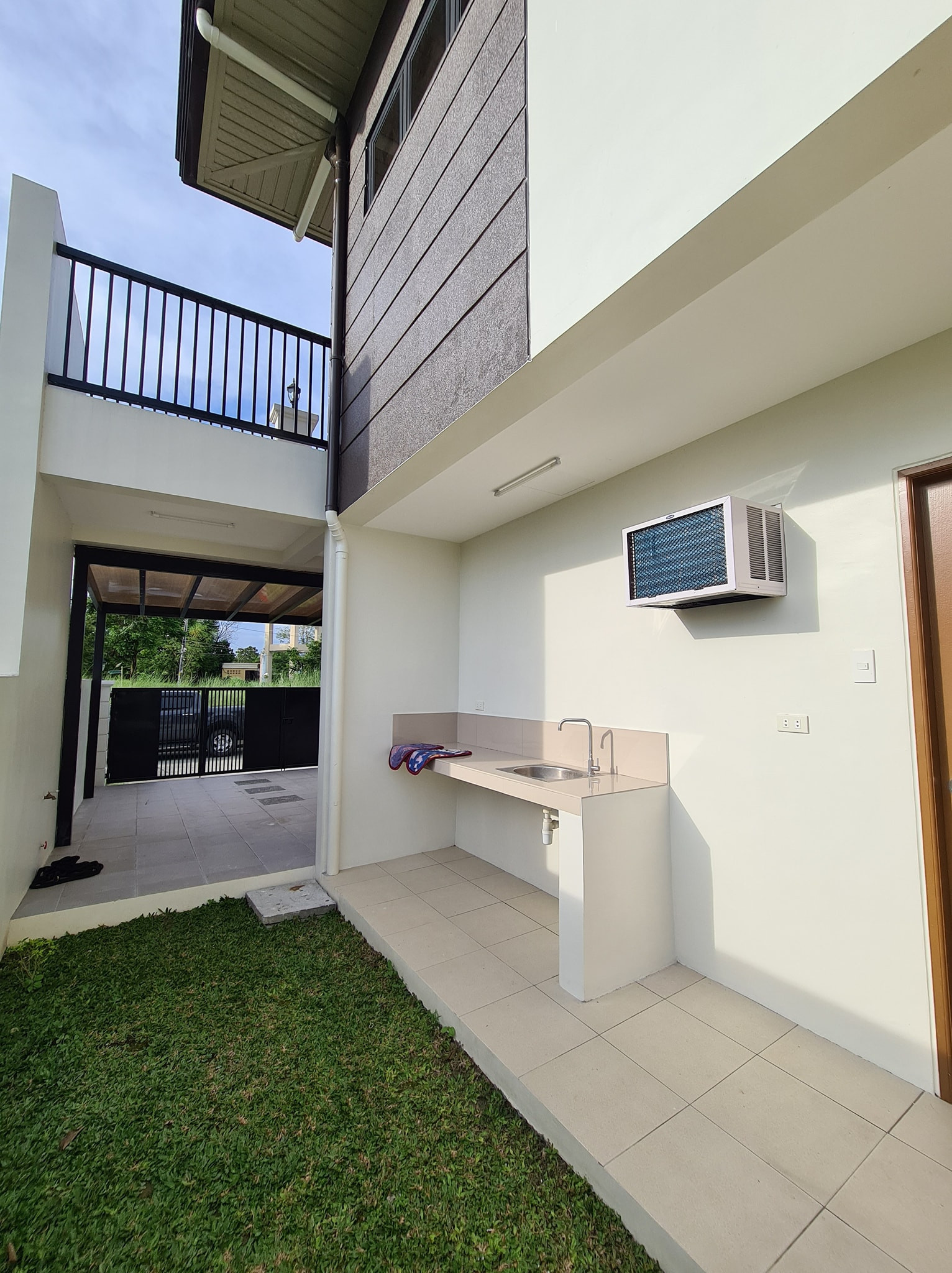Brand New Modern Two Storey House For Sale photo 3