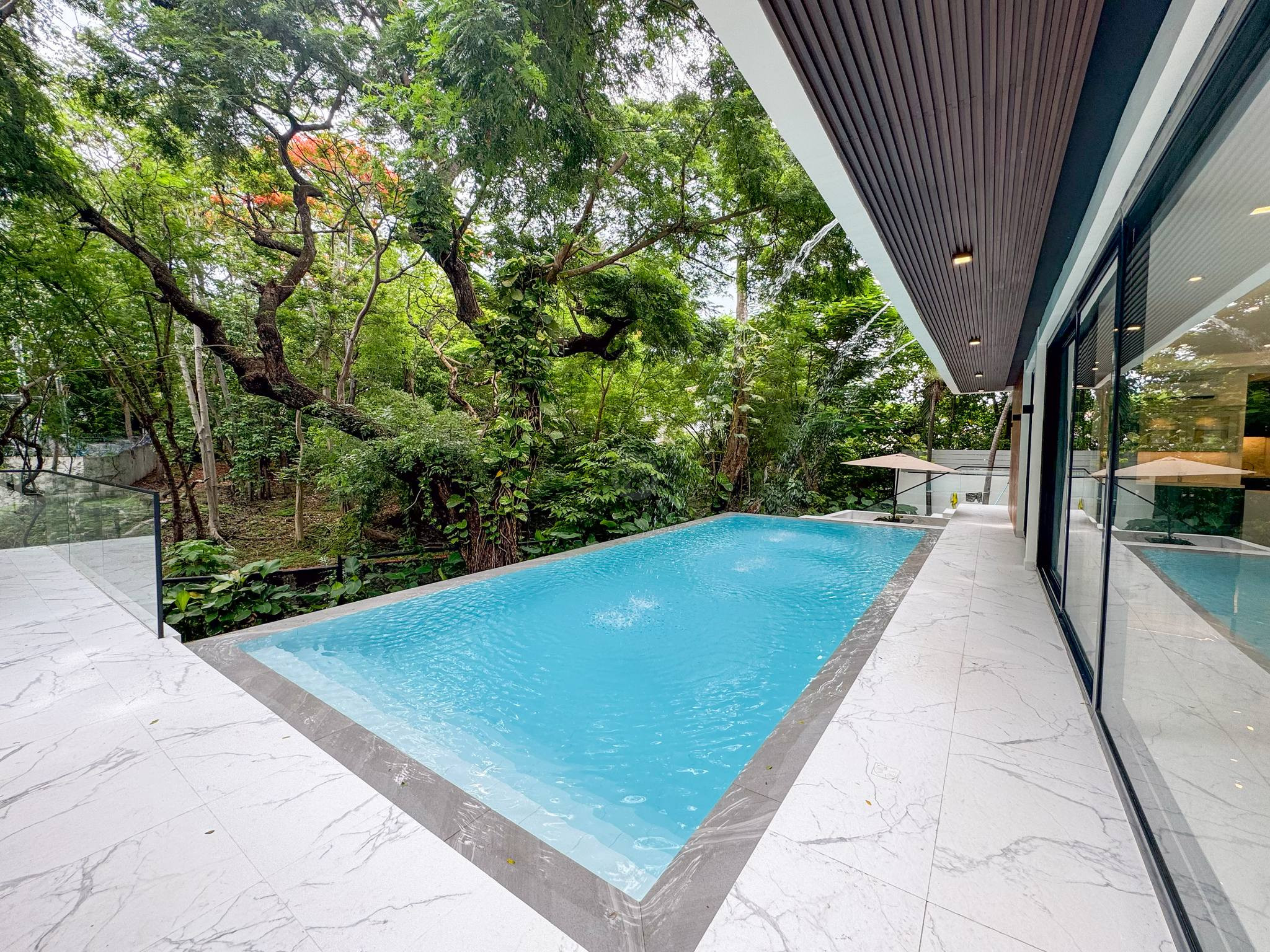 Grand 6-Bedroom House for Sale in Ayala Alabang Village, Muntinlupa photo 3