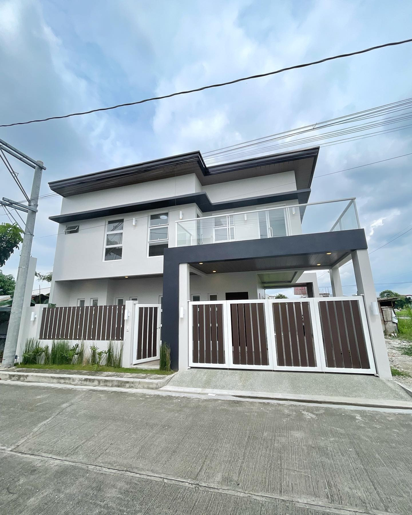 Brand New Modern House for Sale in Greenwoods Executive Village photo 1