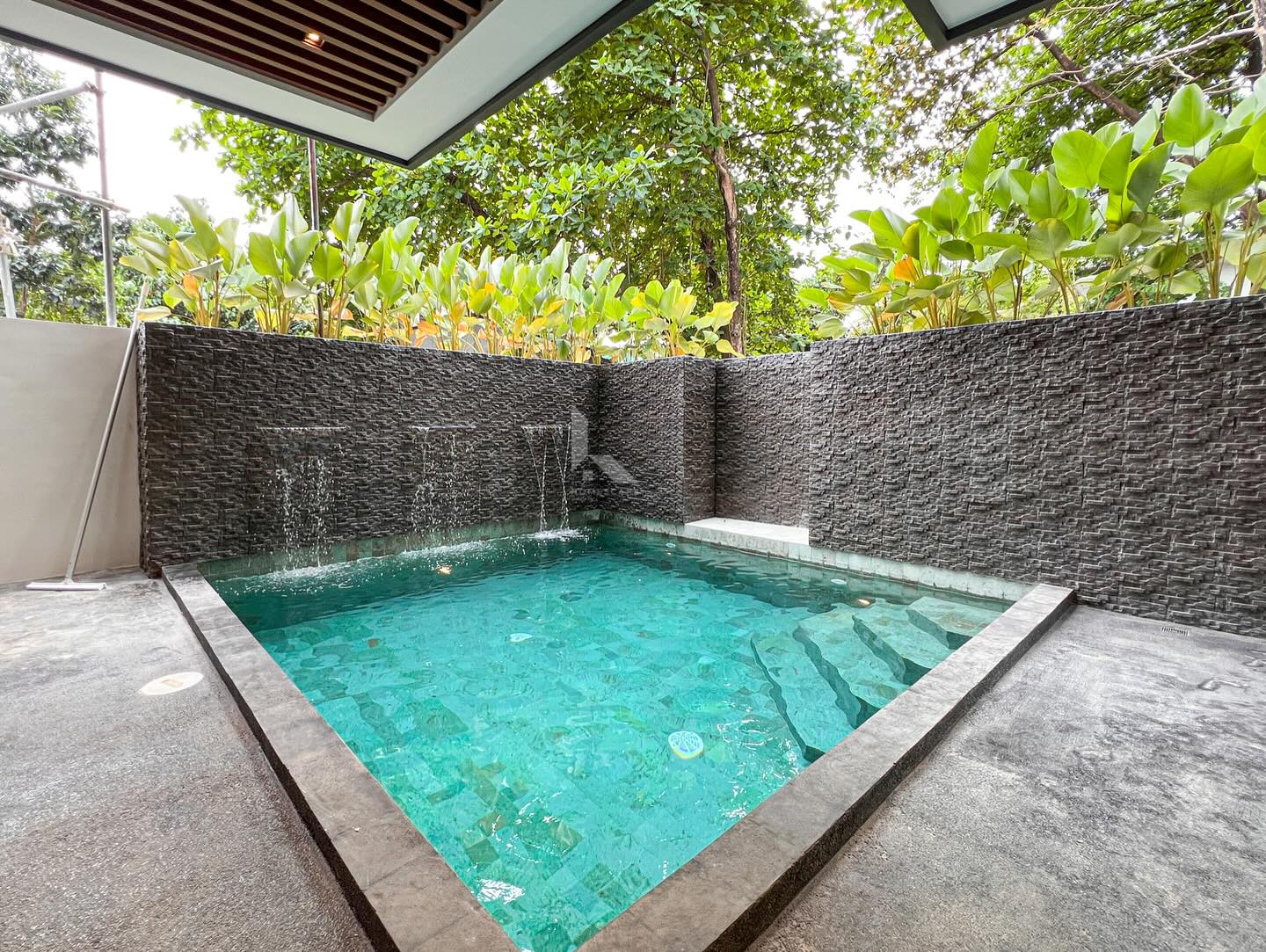 Stylish Modern Tropical Home with Ultra-premium finish For Sale in Filinvest 2 photo 2