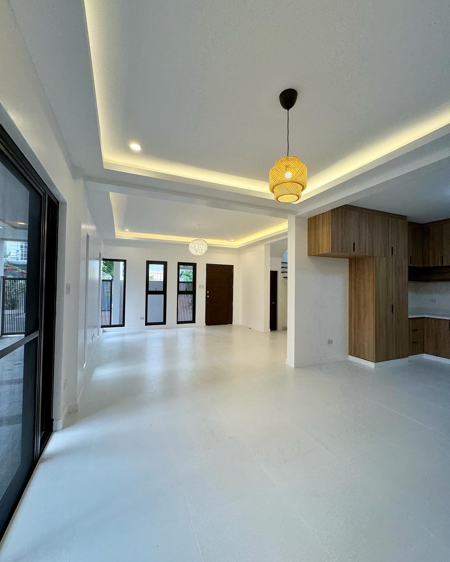 Brand New Modern House for Sale in Greenwoods Executive Village photo 4