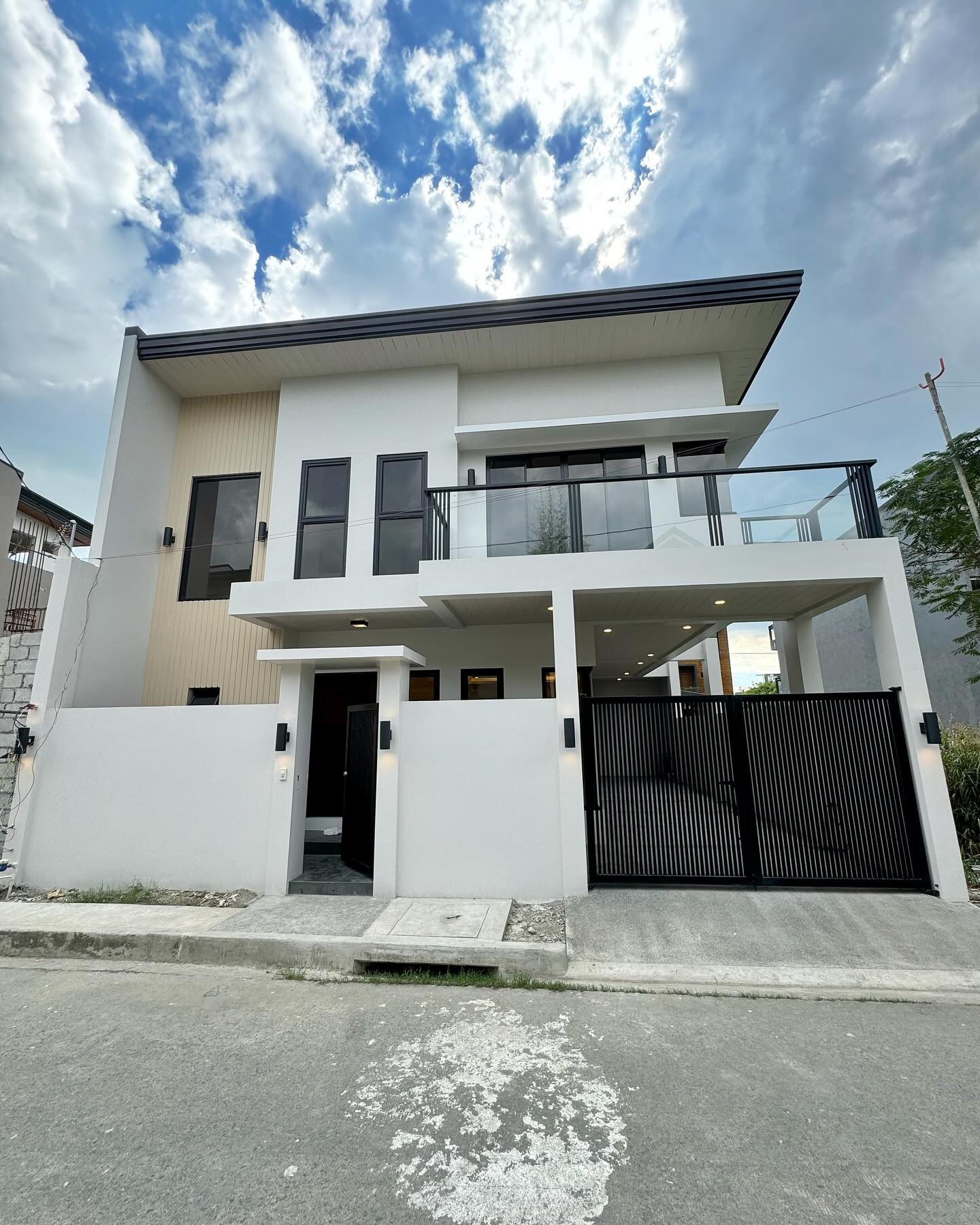 Brand New Modern House for Sale in Greenwoods Executive Village photo 1