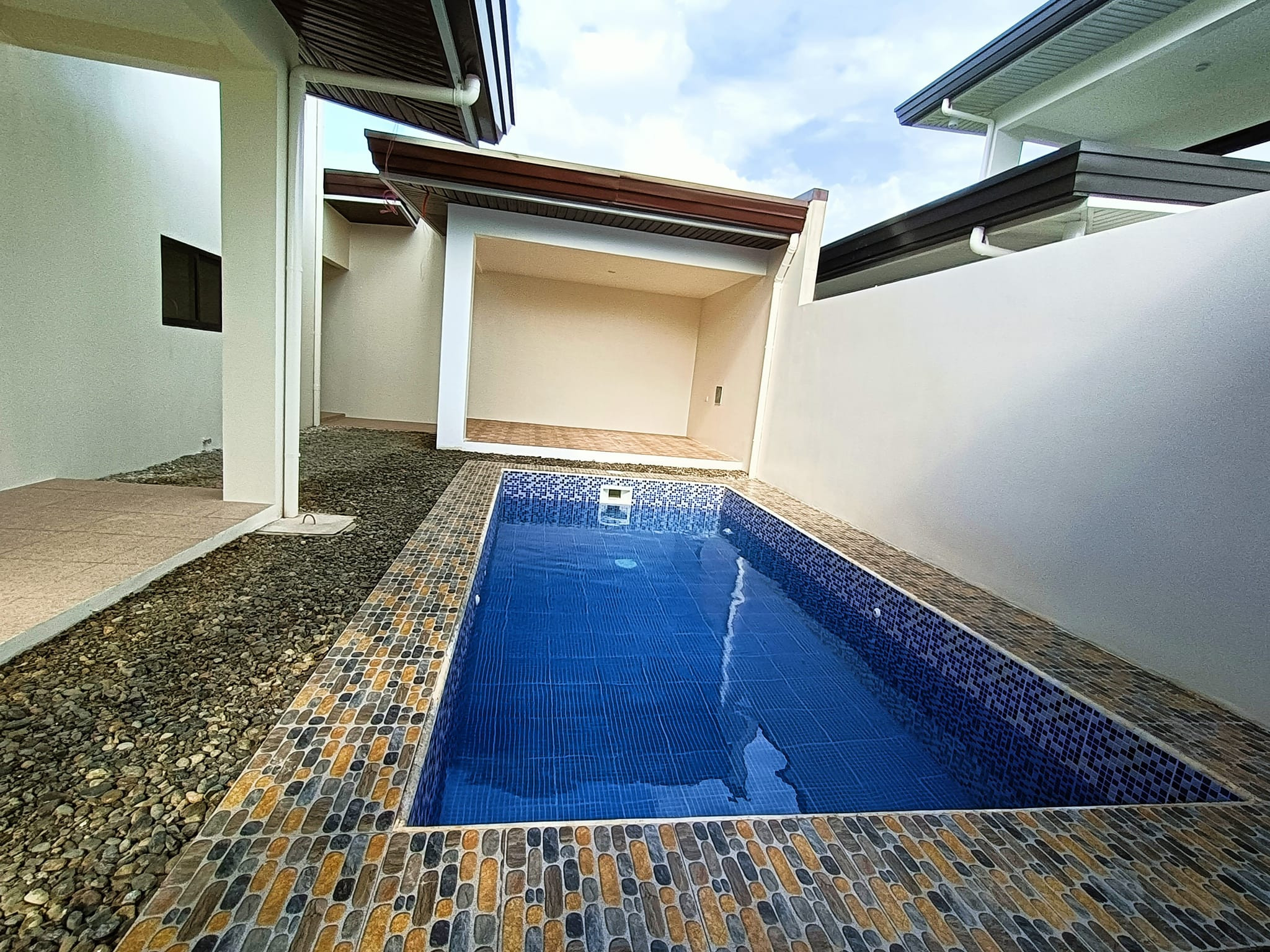 2-STOREY 4 BEDROOMS RESIDENCE IN PAMPANGA photo 4