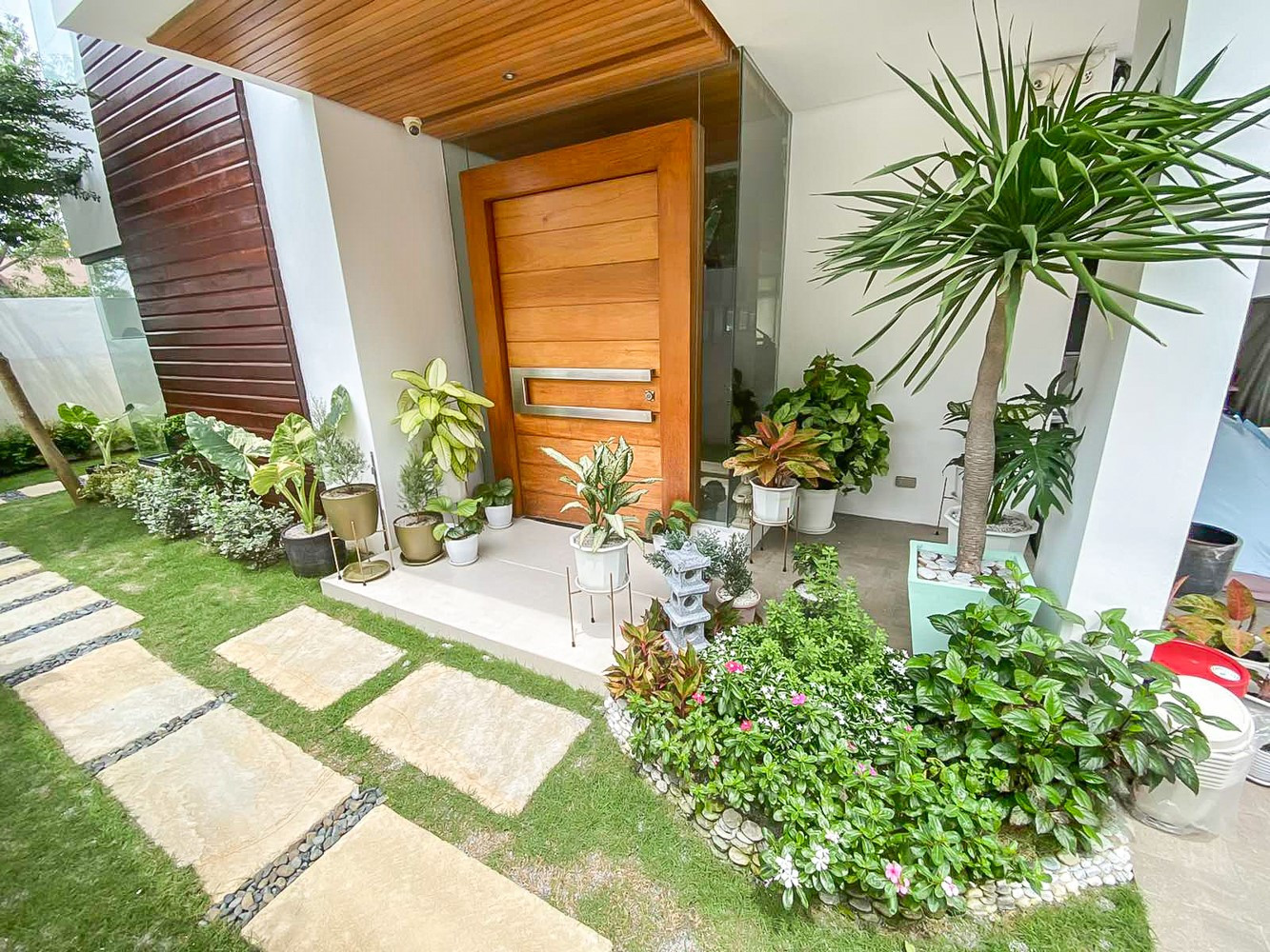 Picturesque house with elegant finish and has a commanding view of Metro Manila photo 2