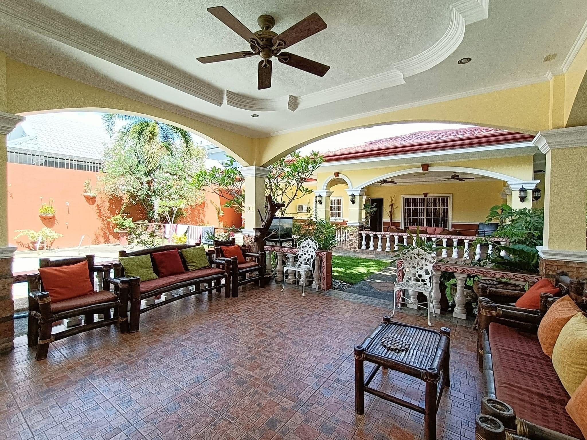 FOR SALE BUNGALOW HOUSE WITH HUGE GARDEN & RESORT TYPE POOL IN ANGELES CITY photo 4