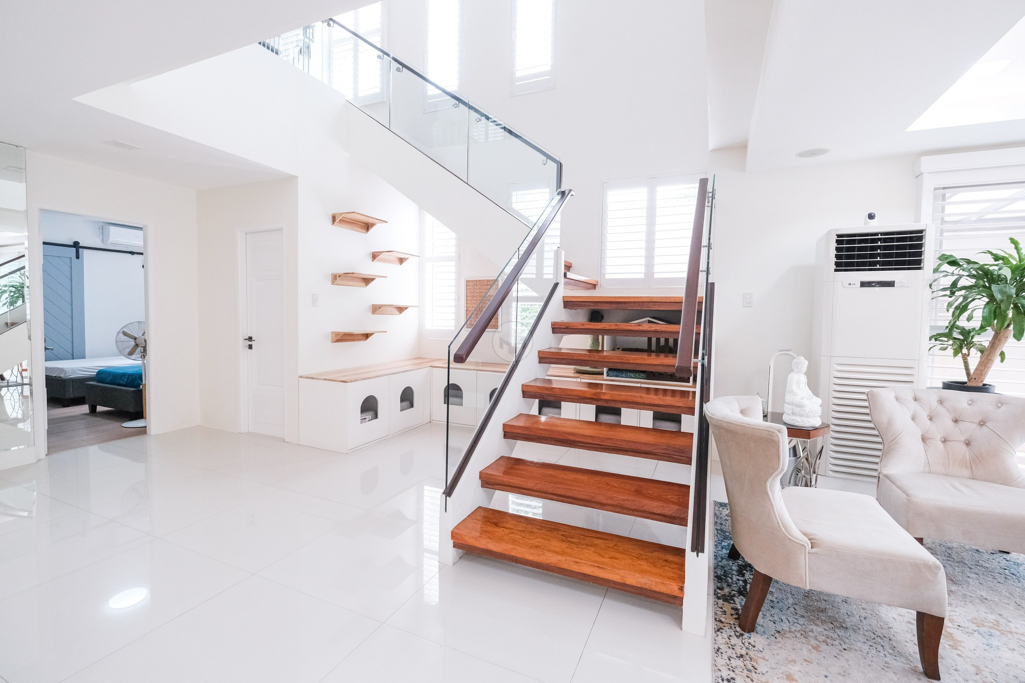 Stylish 5-Bedroom House for Sale in Capitol Homes, Quezon City photo 2