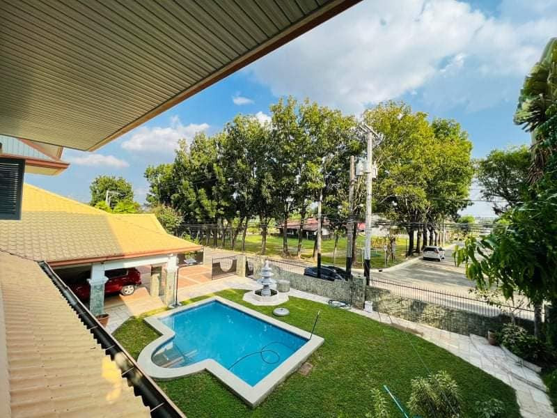 luxury house with pool photo 2