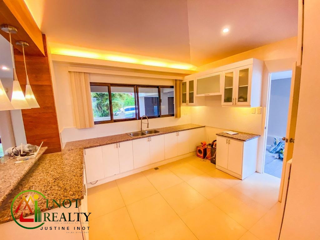 Brand New Luxury Home in Bf Almanza Las Pinas Near Sm Southmall photo 3