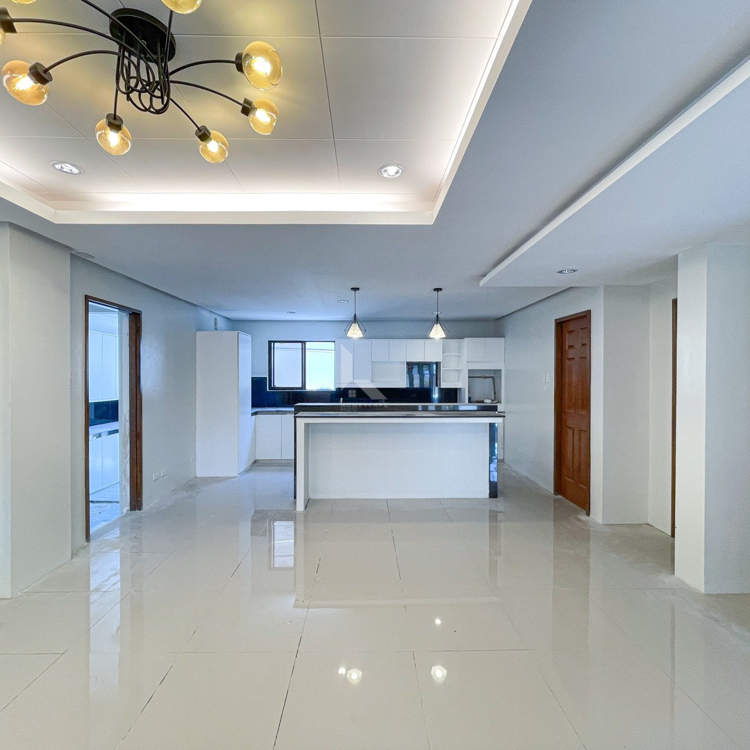Remarkable Refurbished Modern House For Sale photo 5