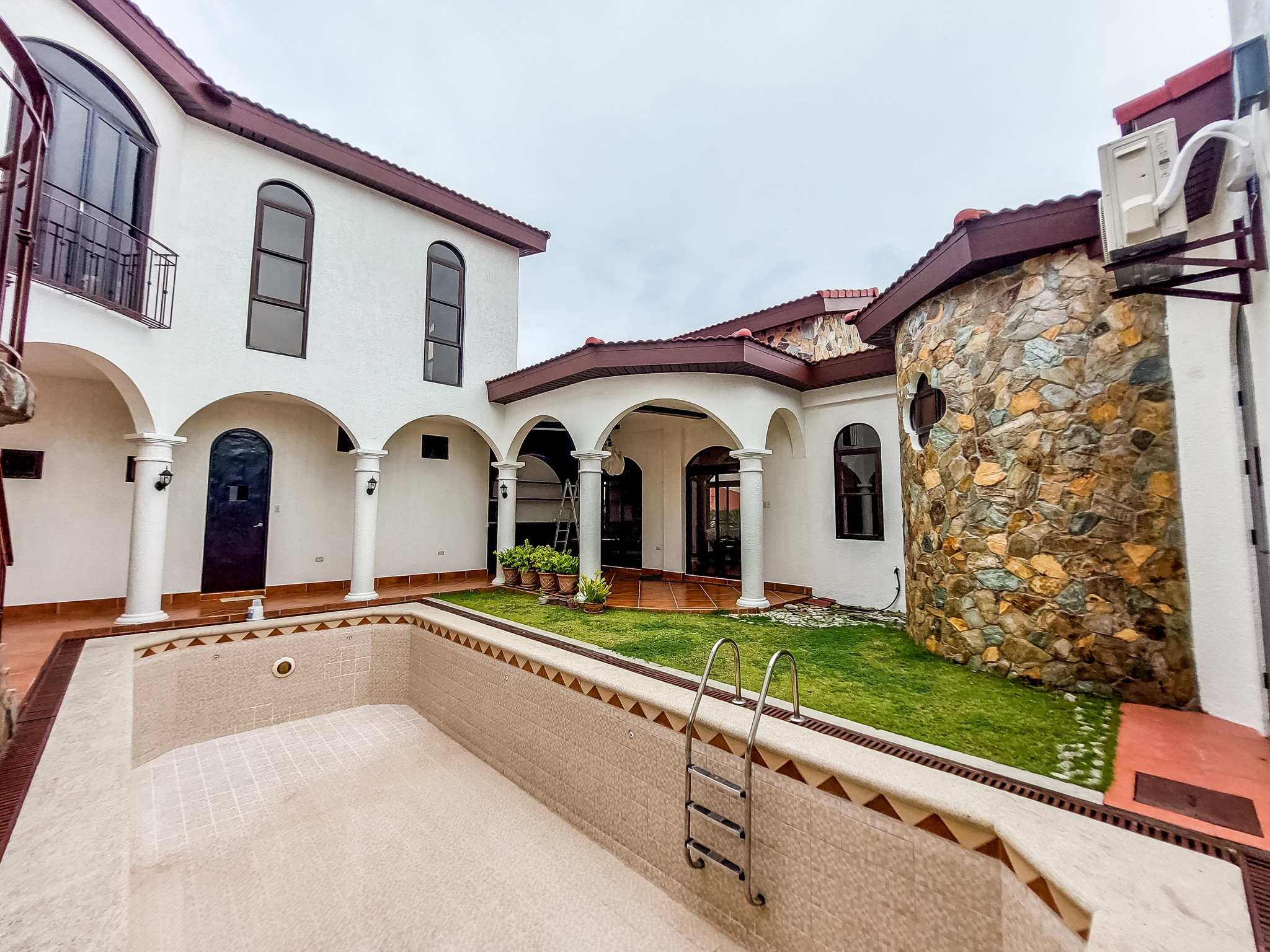 2 Storey Uphill Tuscan Theme Home for Sale in Ayala Greenfields, Calamba Laguna. photo 2