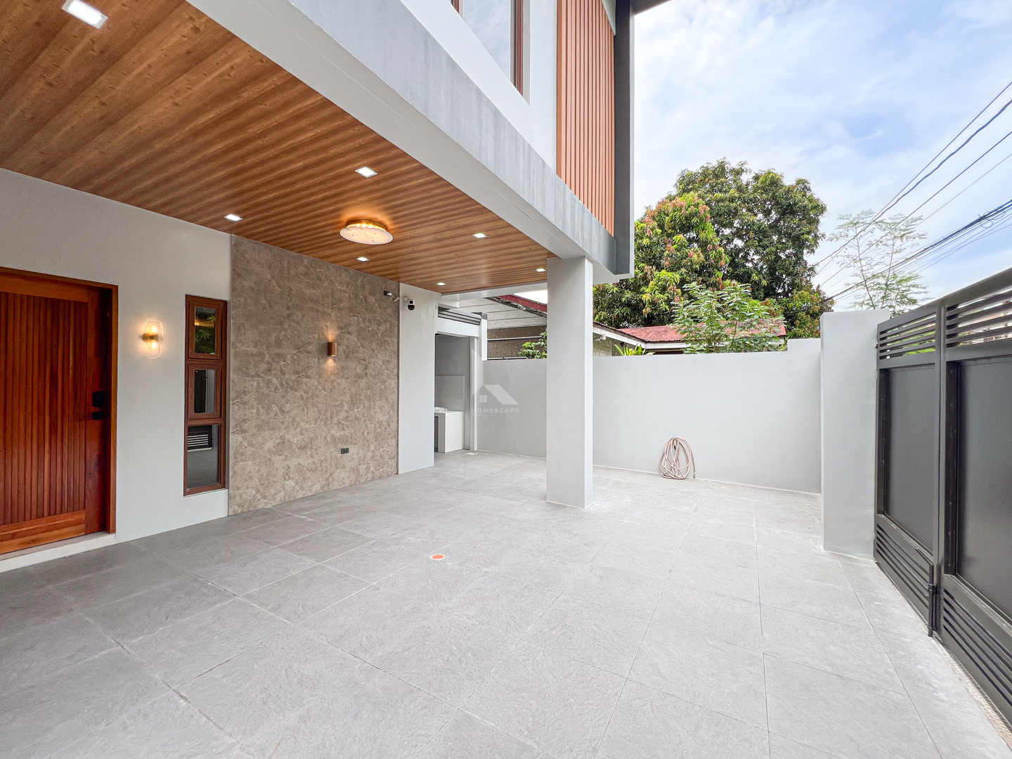 Sophisticated Modern Home with Mountain and City View For Sale photo 2
