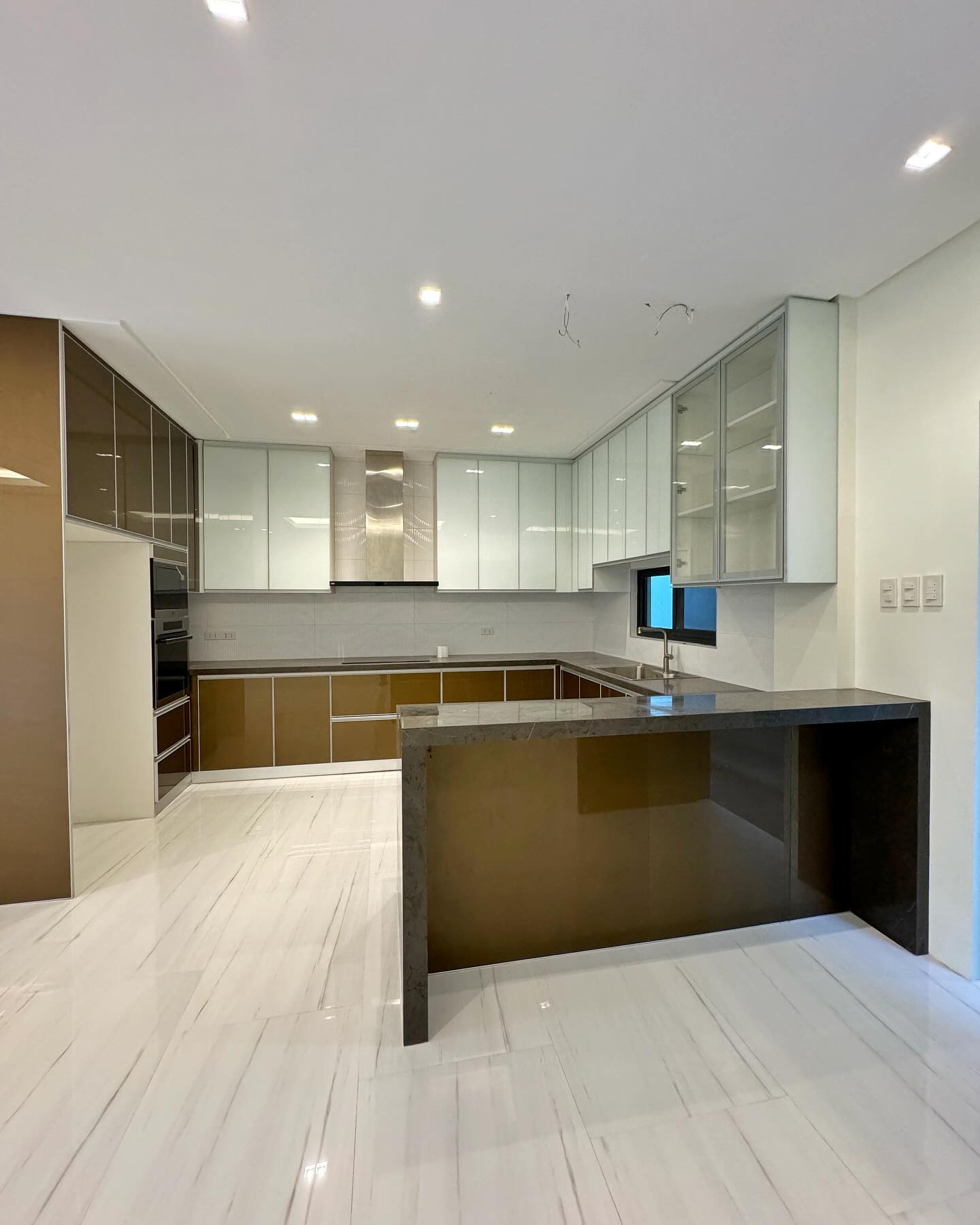 Beautiful 3-Storey Modern House for Sale in Tandang Sora photo 3
