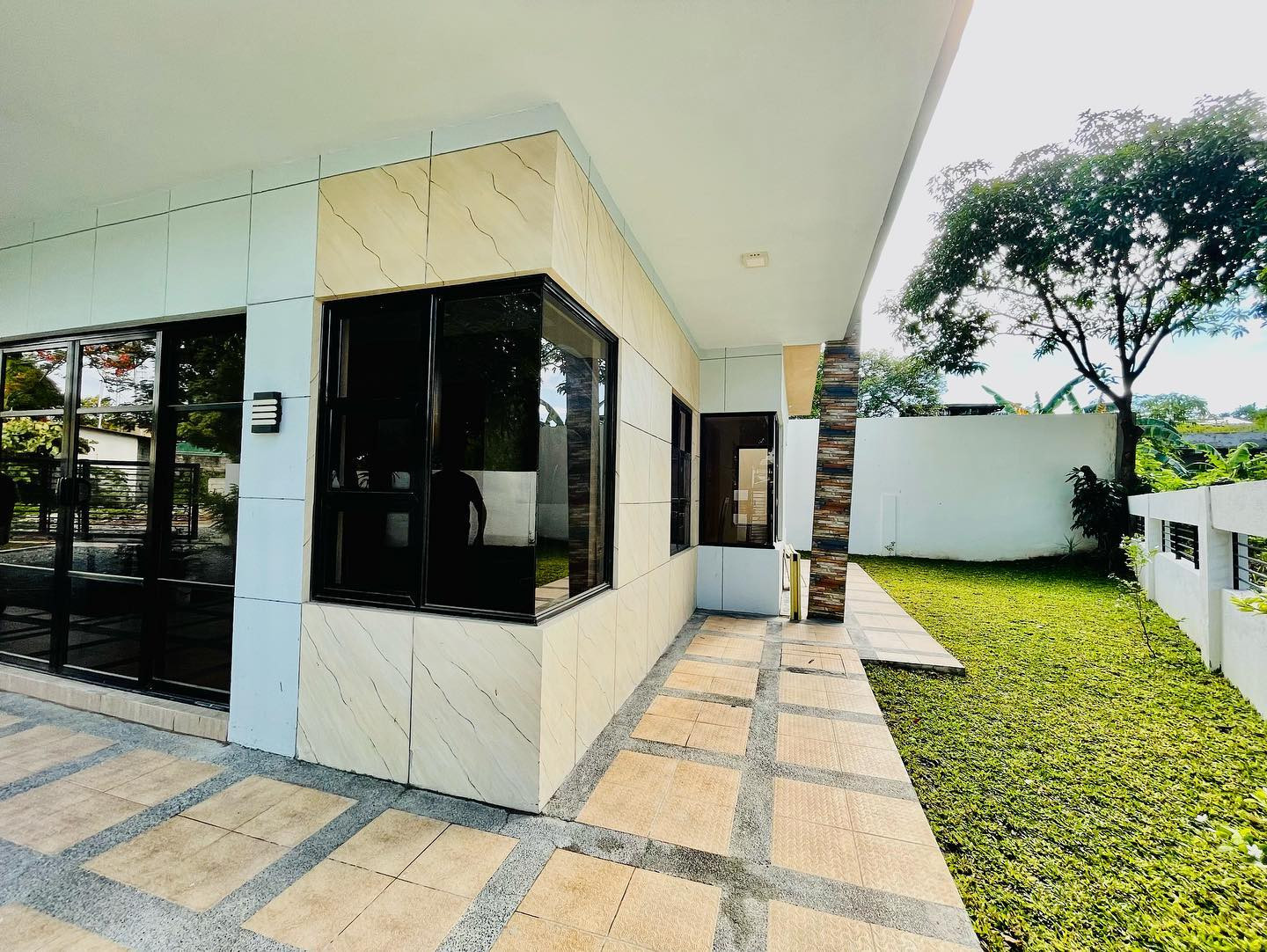 Captivating House & Lot w/ Swimming Pool for Sale in Multinational Village Parañ photo 2