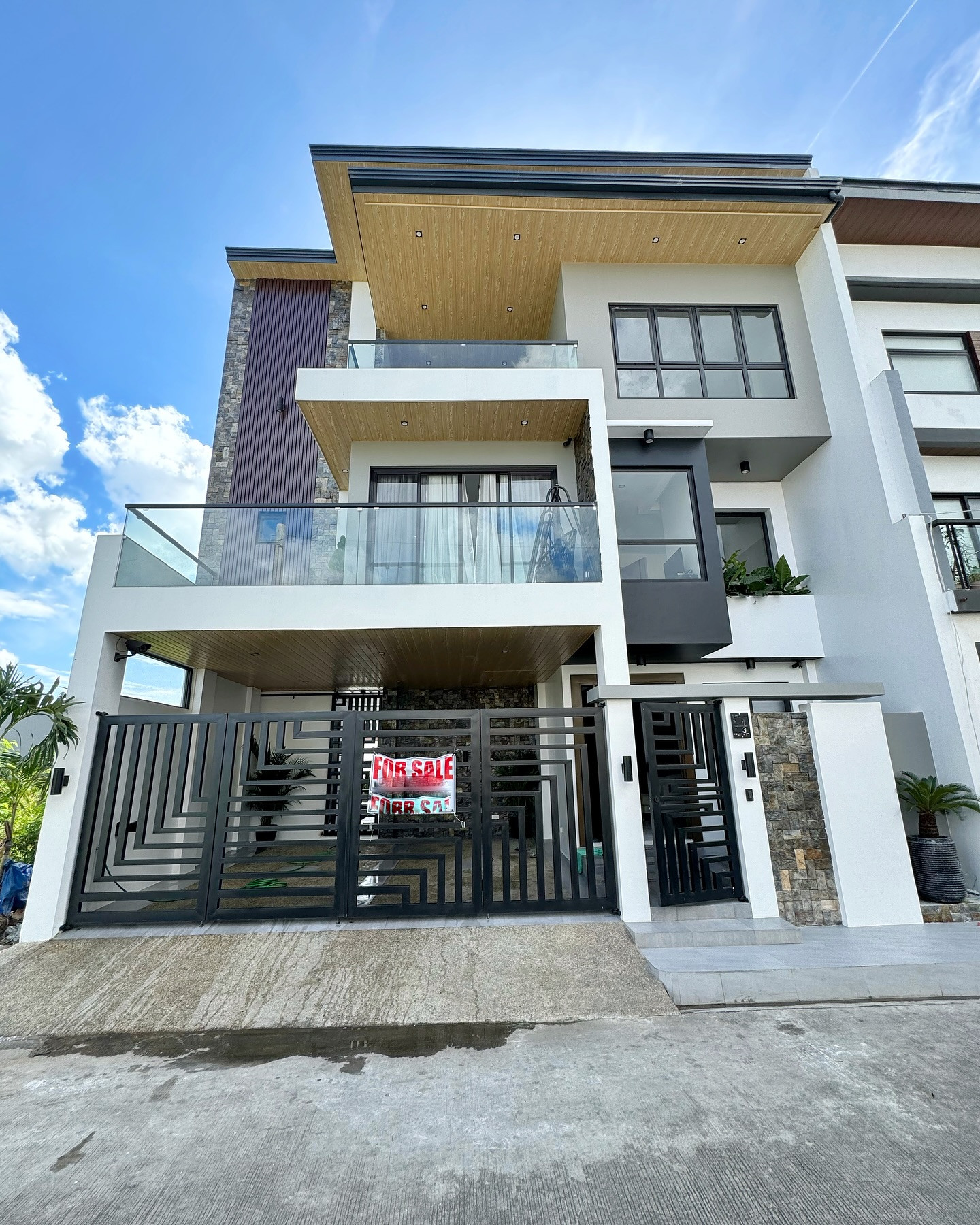 Modern Brand New Fully Furnished House for Sale in Greenwoods Executive Village photo 1