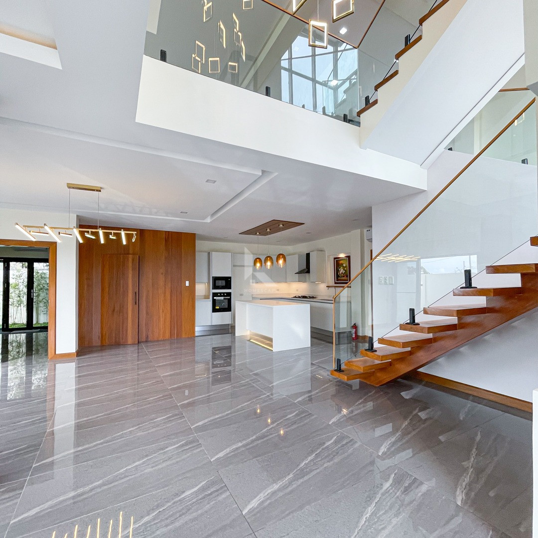 Astonishing Modern Contemporary House with Mountain Views For Sale photo 2