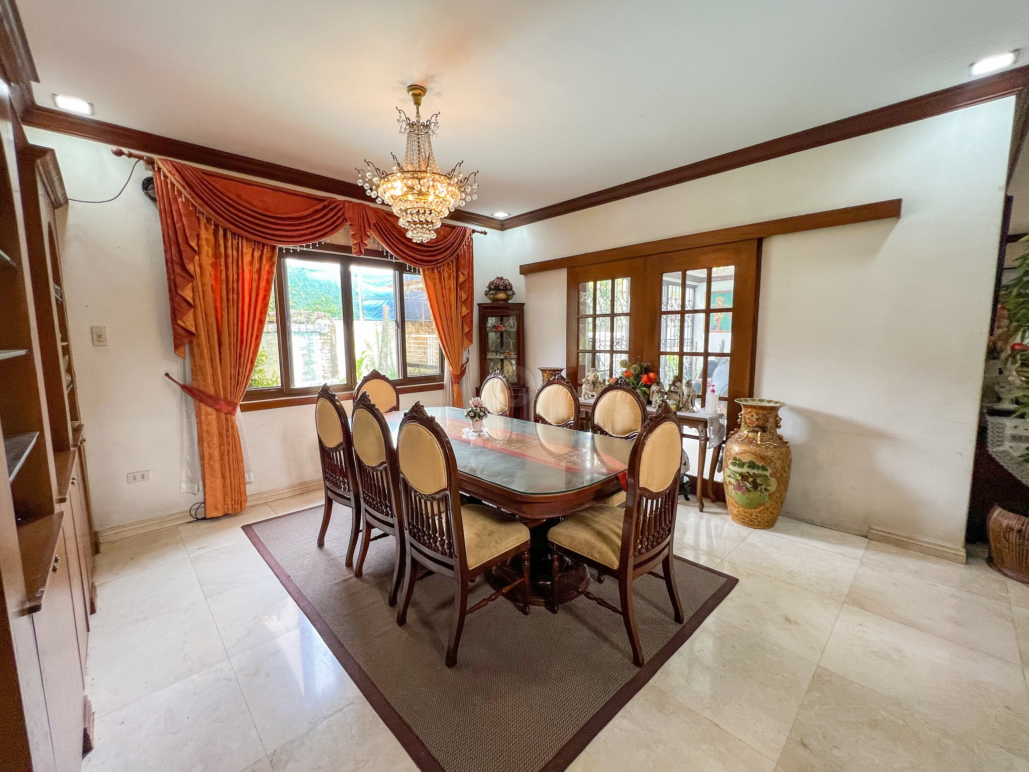 Astonishing 6-Bedroom House For Sale in Loyola Grand Villas photo 4