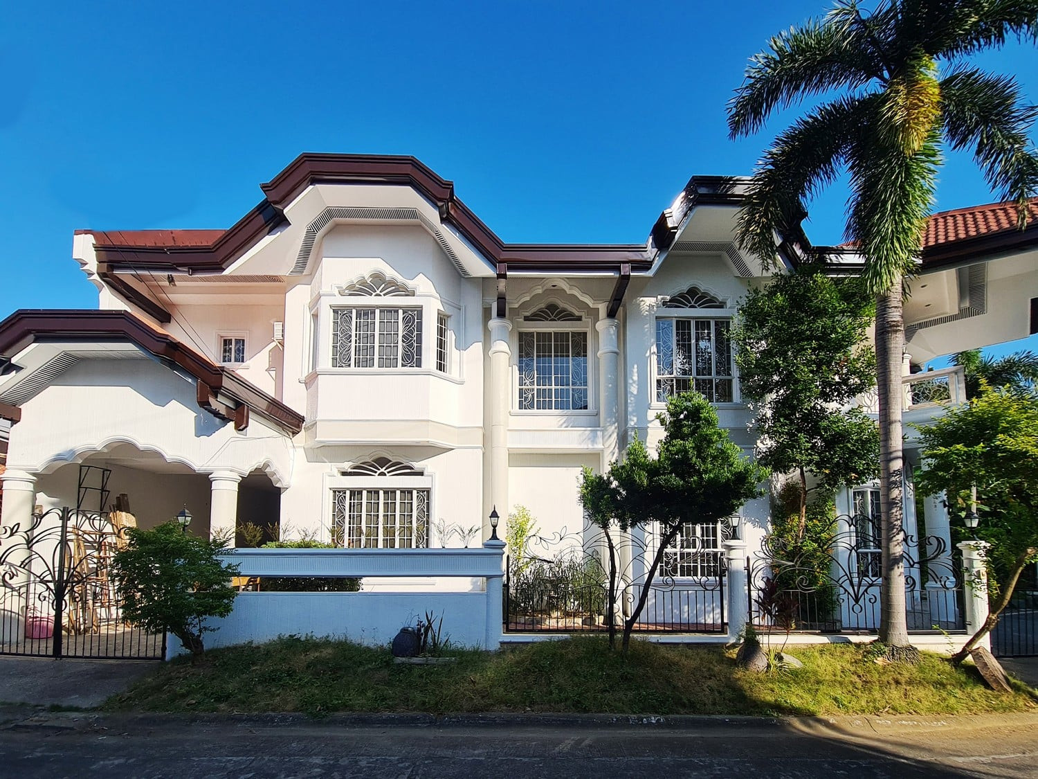 423sqm House with Swimming pool for Sale in BF Homes photo 2