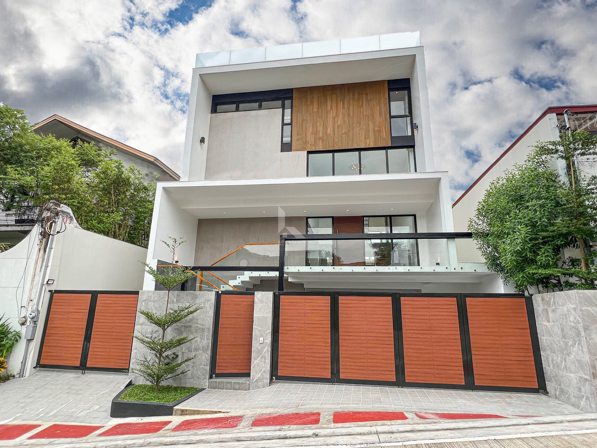 Superb Newly Built Modern House and Lot For Sale photo 1