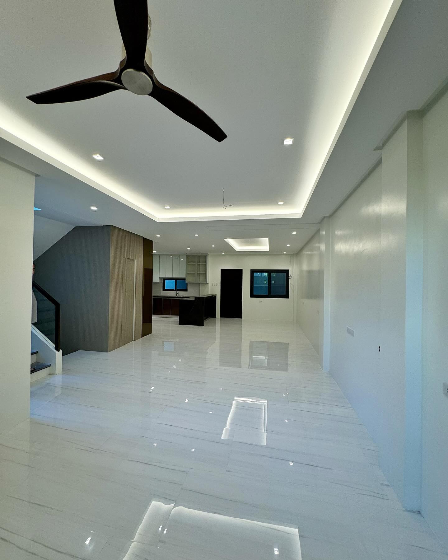 Beautiful 3-Storey Modern House for Sale in Tandang Sora photo 2